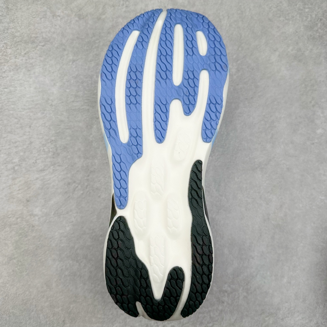 图片[9]-New Balance Fresh Foam X NB1080V5 新百伦系列低帮轻量化厚底健身休闲运动慢跑鞋 近赏｜无论是日常慢跑，还是City Walk，它都可轻松应对提起今年最流行的事情，想必在你所在的城市来一段City Walk，是很多潮男潮女都会做的吧。当时间来到十月，一年中最舒服的时光，无论是慢跑也好，还是City Walk，今天推荐的这双鞋，都可以轻松应对。那就是可以带给你久违的松弛感、治愈你柔软的需要的New Balance Fresh Foam X1080v15。作为New Balance经典跑鞋系列，1080系列可以说凝聚了品牌历来前沿科技与制造匠心。今年的v13版本可谓再度革新。在舒适体验、运动性能以及造型风格三个维度上做到了有机交融。舒适体验一直是1080跑鞋系列带给我们最大的直观感受，加上本就带有严肃跑鞋基因，在今年全新材料配方的Fresh FoamX中底泡棉上则有了不一样的缓震性能，重新定义“踩屎感”。可再生柔软针织鞋面使用可追溯的Repreve再生鞋面材料，柔软透气的鞋面提供绵密的贴合与包裹感，轻量分区橡胶大底分区外底橡胶采用新材料，改进纹路设计，增加前掌外底硬度，提升滚动反馈和传动效率。尺码：40 40.5 41.5 42 42.5 43 44 45-选品中心