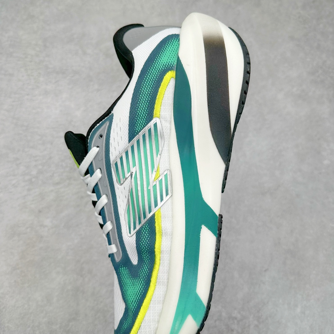 图片[7]-New Balance Fresh Foam X NB1080V5 新百伦系列低帮轻量化厚底健身休闲运动慢跑鞋 近赏｜无论是日常慢跑，还是City Walk，它都可轻松应对提起今年最流行的事情，想必在你所在的城市来一段City Walk，是很多潮男潮女都会做的吧。当时间来到十月，一年中最舒服的时光，无论是慢跑也好，还是City Walk，今天推荐的这双鞋，都可以轻松应对。那就是可以带给你久违的松弛感、治愈你柔软的需要的New Balance Fresh Foam X1080v15。作为New Balance经典跑鞋系列，1080系列可以说凝聚了品牌历来前沿科技与制造匠心。今年的v13版本可谓再度革新。在舒适体验、运动性能以及造型风格三个维度上做到了有机交融。舒适体验一直是1080跑鞋系列带给我们最大的直观感受，加上本就带有严肃跑鞋基因，在今年全新材料配方的Fresh FoamX中底泡棉上则有了不一样的缓震性能，重新定义“踩屎感”。可再生柔软针织鞋面使用可追溯的Repreve再生鞋面材料，柔软透气的鞋面提供绵密的贴合与包裹感，轻量分区橡胶大底分区外底橡胶采用新材料，改进纹路设计，增加前掌外底硬度，提升滚动反馈和传动效率。尺码：40 40.5 41.5 42 42.5 43 44 45-选品中心