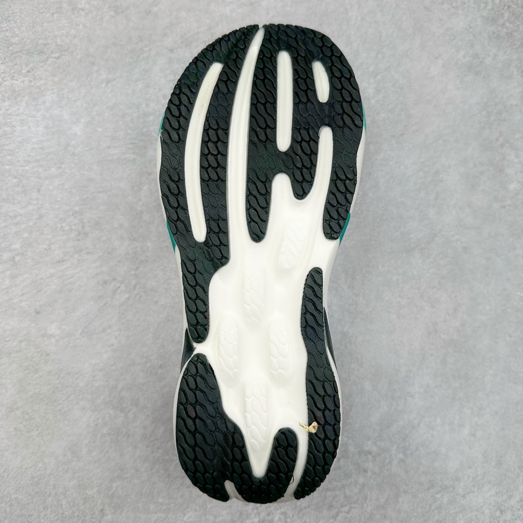 图片[9]-New Balance Fresh Foam X NB1080V5 新百伦系列低帮轻量化厚底健身休闲运动慢跑鞋 近赏｜无论是日常慢跑，还是City Walk，它都可轻松应对提起今年最流行的事情，想必在你所在的城市来一段City Walk，是很多潮男潮女都会做的吧。当时间来到十月，一年中最舒服的时光，无论是慢跑也好，还是City Walk，今天推荐的这双鞋，都可以轻松应对。那就是可以带给你久违的松弛感、治愈你柔软的需要的New Balance Fresh Foam X1080v15。作为New Balance经典跑鞋系列，1080系列可以说凝聚了品牌历来前沿科技与制造匠心。今年的v13版本可谓再度革新。在舒适体验、运动性能以及造型风格三个维度上做到了有机交融。舒适体验一直是1080跑鞋系列带给我们最大的直观感受，加上本就带有严肃跑鞋基因，在今年全新材料配方的Fresh FoamX中底泡棉上则有了不一样的缓震性能，重新定义“踩屎感”。可再生柔软针织鞋面使用可追溯的Repreve再生鞋面材料，柔软透气的鞋面提供绵密的贴合与包裹感，轻量分区橡胶大底分区外底橡胶采用新材料，改进纹路设计，增加前掌外底硬度，提升滚动反馈和传动效率。尺码：40 40.5 41.5 42 42.5 43 44 45-选品中心