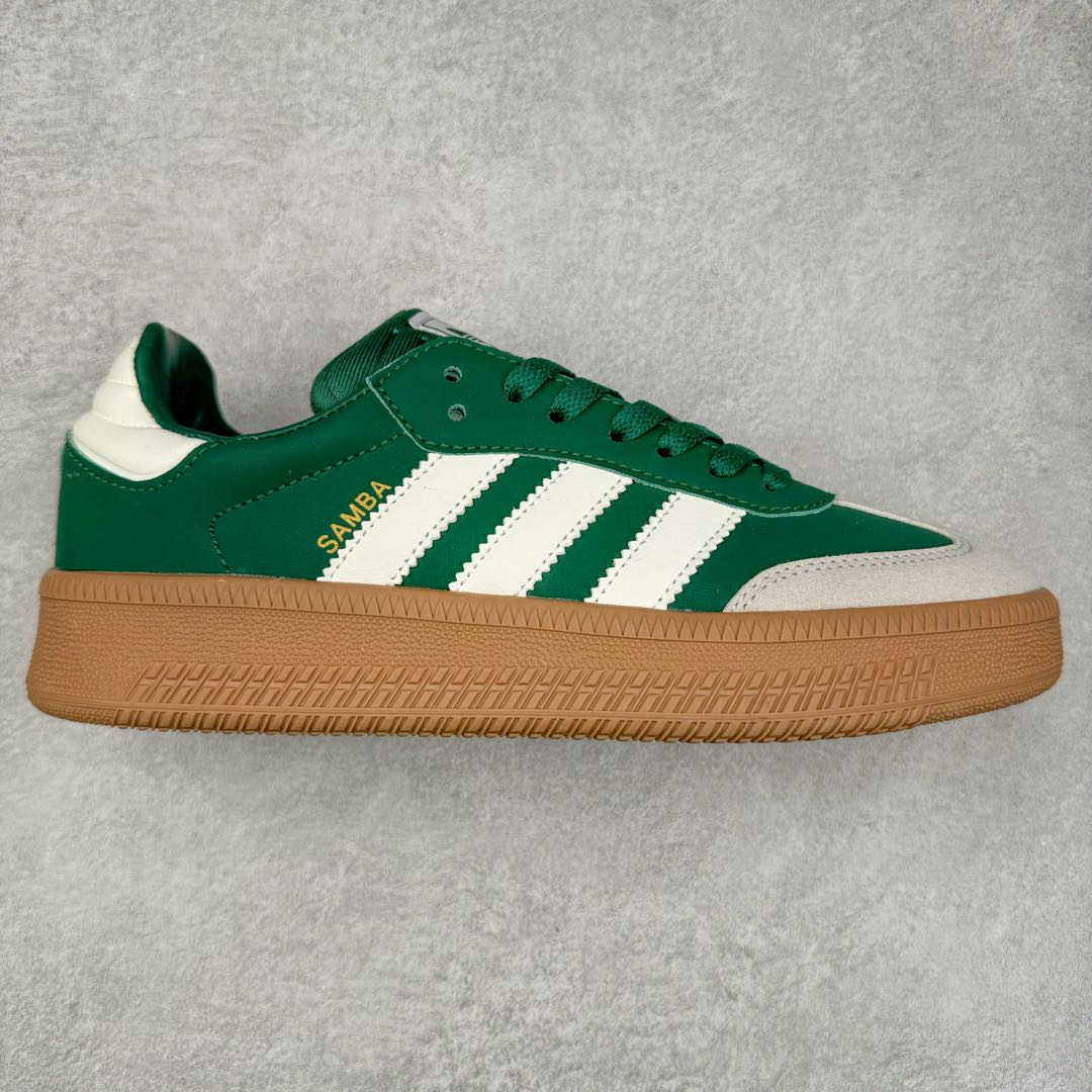 AD Samba XLG 桑巴舞加大厚底版系列德训风百搭松糕休闲运动板鞋生胶底 JI2582 自Originals Samba成功借势Blokecore风潮一跃成为街头巷尾的焦点鞋款后,不论是围绕Samba本身打造的各式「变种版本」,还是以Samba为蓝本打造联名鞋款,都成为了时尚潮流人士日常穿搭首选。Samba XLG是adidas Originals不断扩展XLG系列的一部分,旨在与年轻文化相契合,迎合那些希望通过个性时尚表达自我而不愿牺牲舒适度的年轻群体。街头时尚领域的Gen Z特别偏爱宽松的穿着风格。Samba XLG针对这一点做了创新。它在延续Samba OG经典设计的基础上,迎合年轻群体的穿着习惯,重塑为宽大的鞋身比例轮廓以及加厚中底,让消费者轻松展示自己独特的风格。全新的Samba XLG系列不仅迎合了当下年轻群体的穿搭习惯,加宽了鞋身比例以及将中底进一步增厚,在视觉比例上更加饱满,同时还保留了经典Samba的细节,这样一来,鞋迷朋友在穿搭上不仅能更加个性化,而且还能延续一定的复古感受。尺码：36 36⅔ 37⅓ 38 38⅔ 39⅓ 40 40⅔ 41⅓ 42 42⅔ 43⅓ 44 45-选品中心