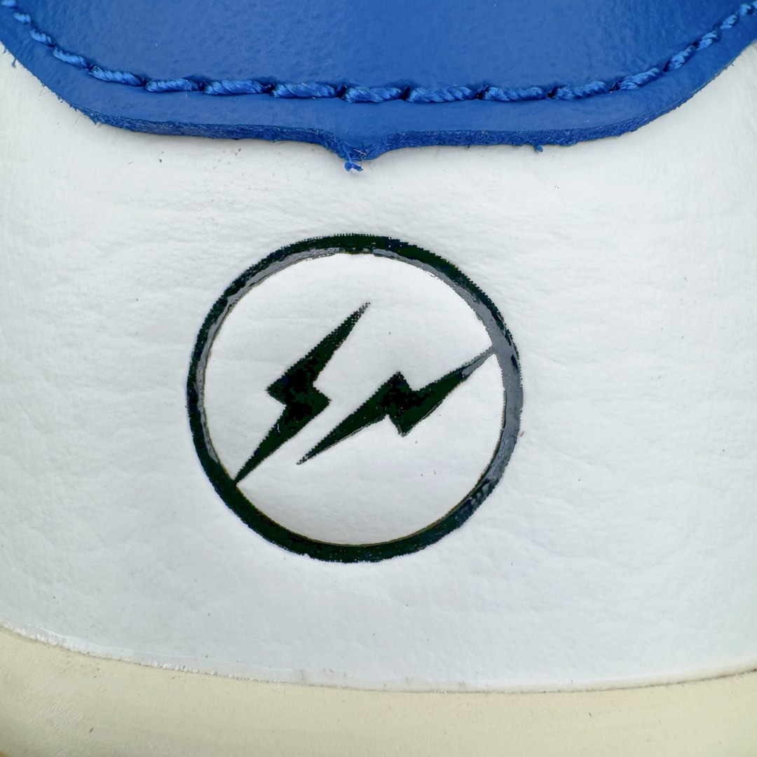 图片[19]-＃FK纯原 Travis Scott x Air Jordan AJ1 Low OG SP TS联名倒钩低帮 白蓝 DM7866-104 外贸高端零售特供批次 产品品控稳定性领先行业 各方面均可对飙L版 良心定价不杀猪 原厂全套原楦原纸板冲刀磨具开发 原厂皮料加持 原厂港宝加持定型后跟R度完美 同源原厂电绣 鬼脸飞翼针数密度立体效果一致 百分百一致原鞋 原厂拉帮工艺 针距密度一致 后跟弧度收口自然不对折 极致一眼正品既视感 进口玻璃冲刀皮料裁剪零毛边 全鞋电脑针车工艺 品控清洁度最高QC检验标准 免检产品 原厂订购鞋盒、鞋标、防尘纸、鞋撑、鞋带 追求极致的原厂味道 尺码：36 36.5 37.5 38 38.5 39 40 40.5 41 42 42.5 43 44 44.5 45 46 47.5 48.5-选品中心