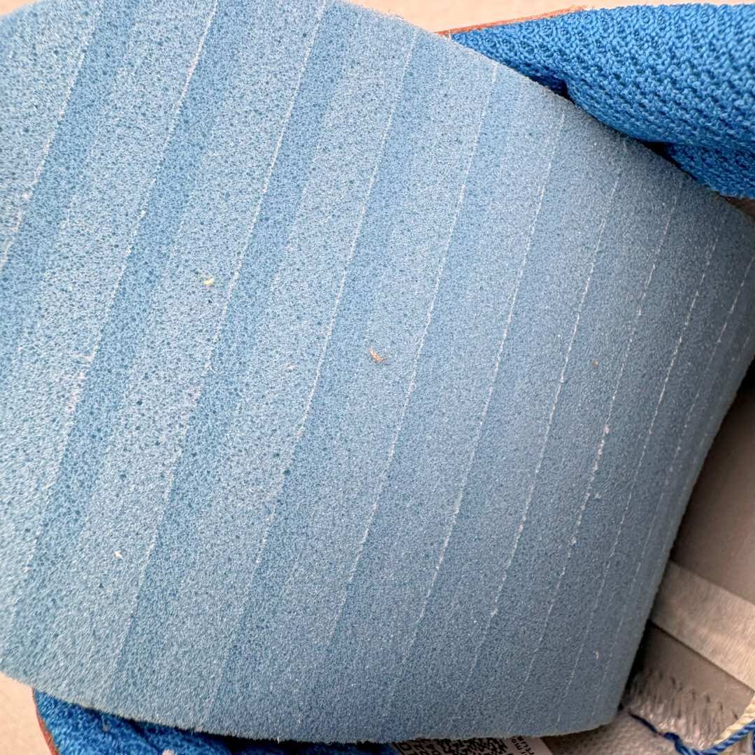 图片[14]-＃FK纯原 Travis Scott x Air Jordan AJ1 Low OG SP TS联名倒钩低帮 白蓝 DM7866-104 外贸高端零售特供批次 产品品控稳定性领先行业 各方面均可对飙L版 良心定价不杀猪 原厂全套原楦原纸板冲刀磨具开发 原厂皮料加持 原厂港宝加持定型后跟R度完美 同源原厂电绣 鬼脸飞翼针数密度立体效果一致 百分百一致原鞋 原厂拉帮工艺 针距密度一致 后跟弧度收口自然不对折 极致一眼正品既视感 进口玻璃冲刀皮料裁剪零毛边 全鞋电脑针车工艺 品控清洁度最高QC检验标准 免检产品 原厂订购鞋盒、鞋标、防尘纸、鞋撑、鞋带 追求极致的原厂味道 尺码：36 36.5 37.5 38 38.5 39 40 40.5 41 42 42.5 43 44 44.5 45 46 47.5 48.5-选品中心