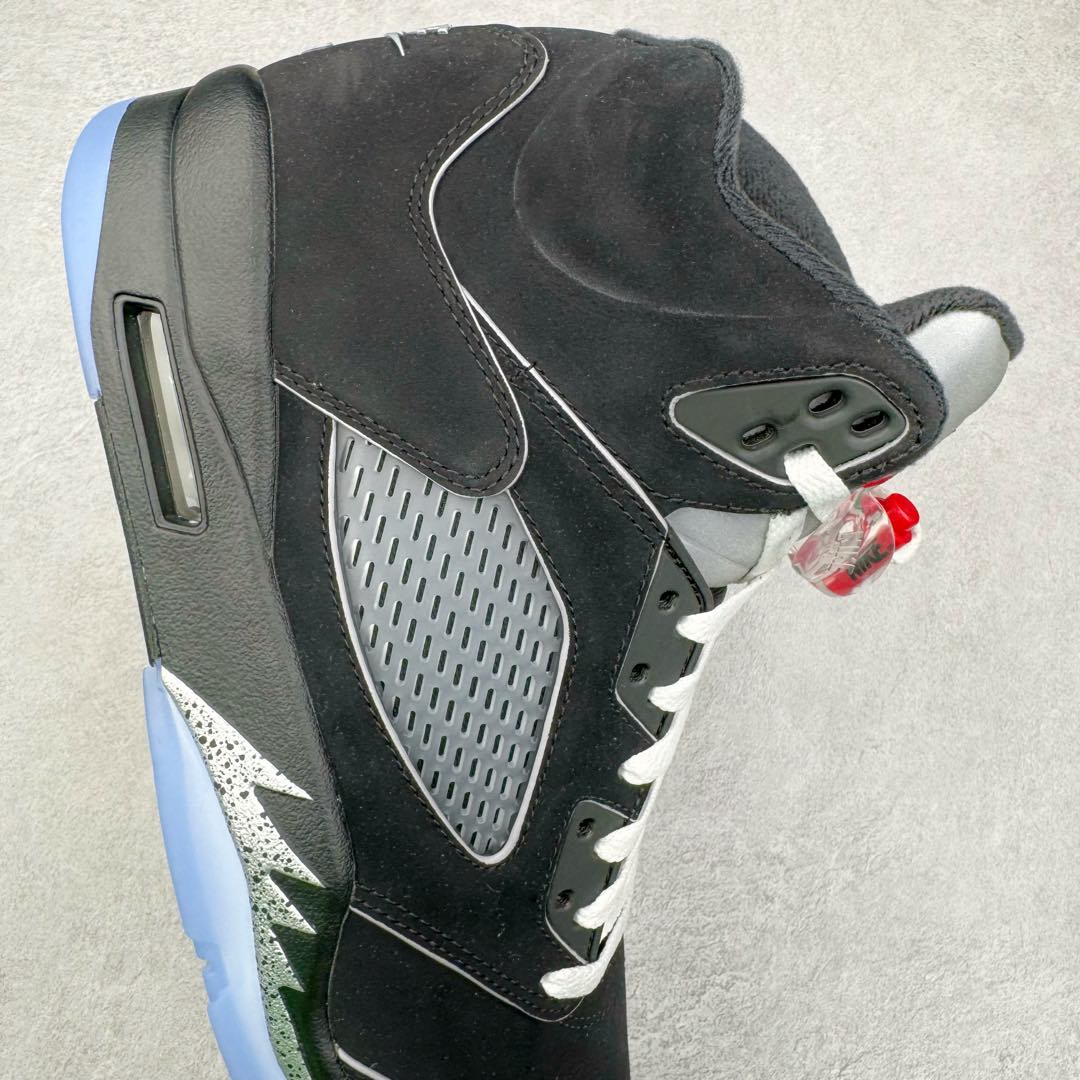 图片[6]-＃Ljr特供 Air Jordan AJ5 “Black Metallic Reimagined” 黑银 HF3975-001 全新改良批次 圈内最强倒钩系列 恪守真诚 承诺混一赔十 高端零售裸鞋圈特供批次 SZ原厂全套原楦原纸板冲刀磨具开发 原厂皮料加持 原厂港宝加持定型后跟R度完美 同源原厂电绣 飞翼针数密度立体效果一致 百分百一致原鞋 原厂拉帮工艺 针距密度一致 后跟弧度收口自然不对折 极致一眼正品既视感 进口玻璃冲刀皮料裁剪零毛边 全鞋电脑针车工艺 品控清洁度最高QC检验标准 免检产品 原厂订购鞋盒、鞋标、防尘纸、鞋撑、鞋带 追求极致的原厂味道 尺码：40.5 41 42 42.5 43 44 44.5 45 45.5 46 47.5 48.5-选品中心