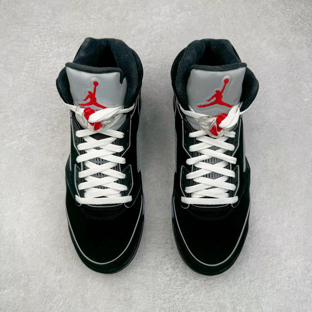 图片[2]-＃Ljr特供 Air Jordan AJ5 “Black Metallic Reimagined” 黑银 HF3975-001 全新改良批次 圈内最强倒钩系列 恪守真诚 承诺混一赔十 高端零售裸鞋圈特供批次 SZ原厂全套原楦原纸板冲刀磨具开发 原厂皮料加持 原厂港宝加持定型后跟R度完美 同源原厂电绣 飞翼针数密度立体效果一致 百分百一致原鞋 原厂拉帮工艺 针距密度一致 后跟弧度收口自然不对折 极致一眼正品既视感 进口玻璃冲刀皮料裁剪零毛边 全鞋电脑针车工艺 品控清洁度最高QC检验标准 免检产品 原厂订购鞋盒、鞋标、防尘纸、鞋撑、鞋带 追求极致的原厂味道 尺码：40.5 41 42 42.5 43 44 44.5 45 45.5 46 47.5 48.5-选品中心