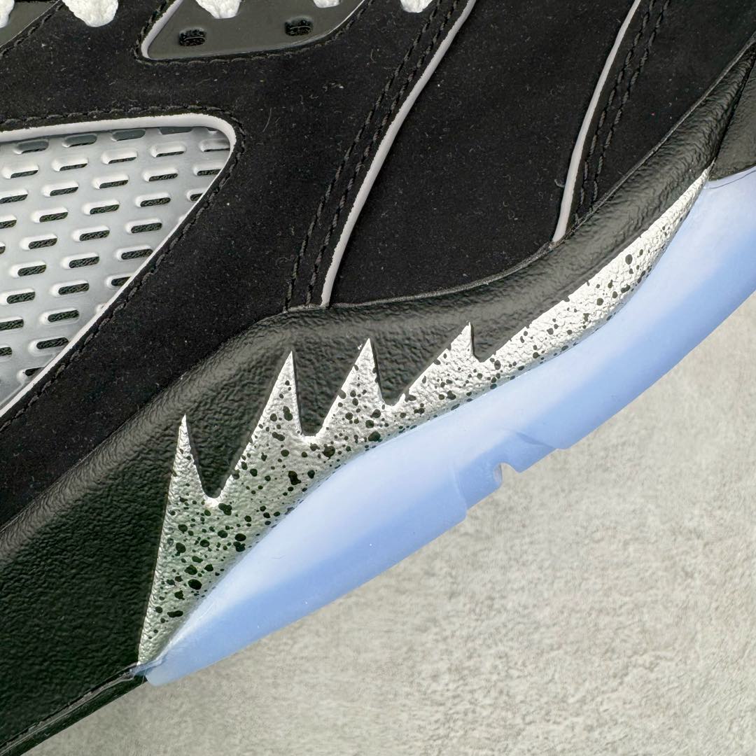 图片[11]-＃Ljr特供 Air Jordan AJ5 “Black Metallic Reimagined” 黑银 HF3975-001 全新改良批次 圈内最强倒钩系列 恪守真诚 承诺混一赔十 高端零售裸鞋圈特供批次 SZ原厂全套原楦原纸板冲刀磨具开发 原厂皮料加持 原厂港宝加持定型后跟R度完美 同源原厂电绣 飞翼针数密度立体效果一致 百分百一致原鞋 原厂拉帮工艺 针距密度一致 后跟弧度收口自然不对折 极致一眼正品既视感 进口玻璃冲刀皮料裁剪零毛边 全鞋电脑针车工艺 品控清洁度最高QC检验标准 免检产品 原厂订购鞋盒、鞋标、防尘纸、鞋撑、鞋带 追求极致的原厂味道 尺码：40.5 41 42 42.5 43 44 44.5 45 45.5 46 47.5 48.5-选品中心