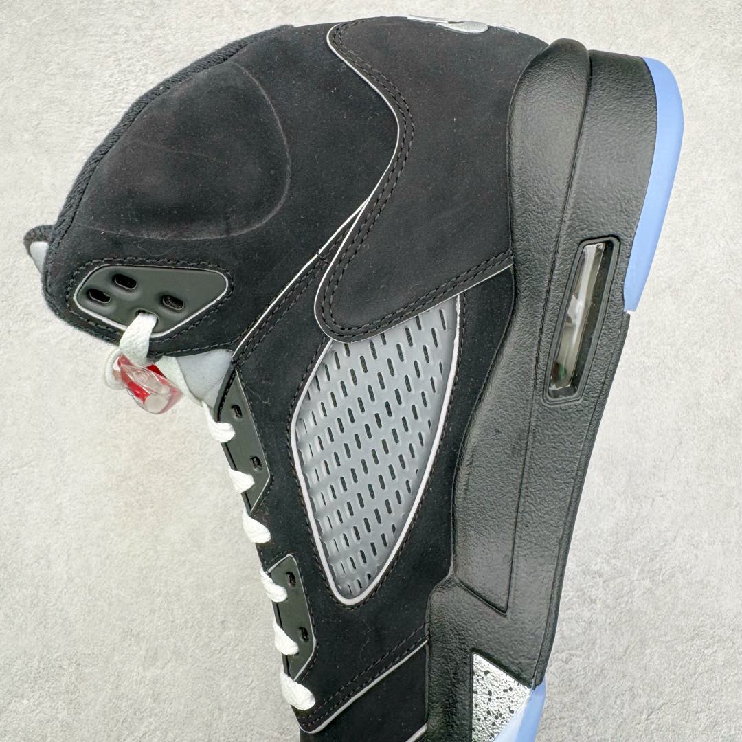 图片[7]-＃Ljr特供 Air Jordan AJ5 “Black Metallic Reimagined” 黑银 HF3975-001 全新改良批次 圈内最强倒钩系列 恪守真诚 承诺混一赔十 高端零售裸鞋圈特供批次 SZ原厂全套原楦原纸板冲刀磨具开发 原厂皮料加持 原厂港宝加持定型后跟R度完美 同源原厂电绣 飞翼针数密度立体效果一致 百分百一致原鞋 原厂拉帮工艺 针距密度一致 后跟弧度收口自然不对折 极致一眼正品既视感 进口玻璃冲刀皮料裁剪零毛边 全鞋电脑针车工艺 品控清洁度最高QC检验标准 免检产品 原厂订购鞋盒、鞋标、防尘纸、鞋撑、鞋带 追求极致的原厂味道 尺码：40.5 41 42 42.5 43 44 44.5 45 45.5 46 47.5 48.5-选品中心