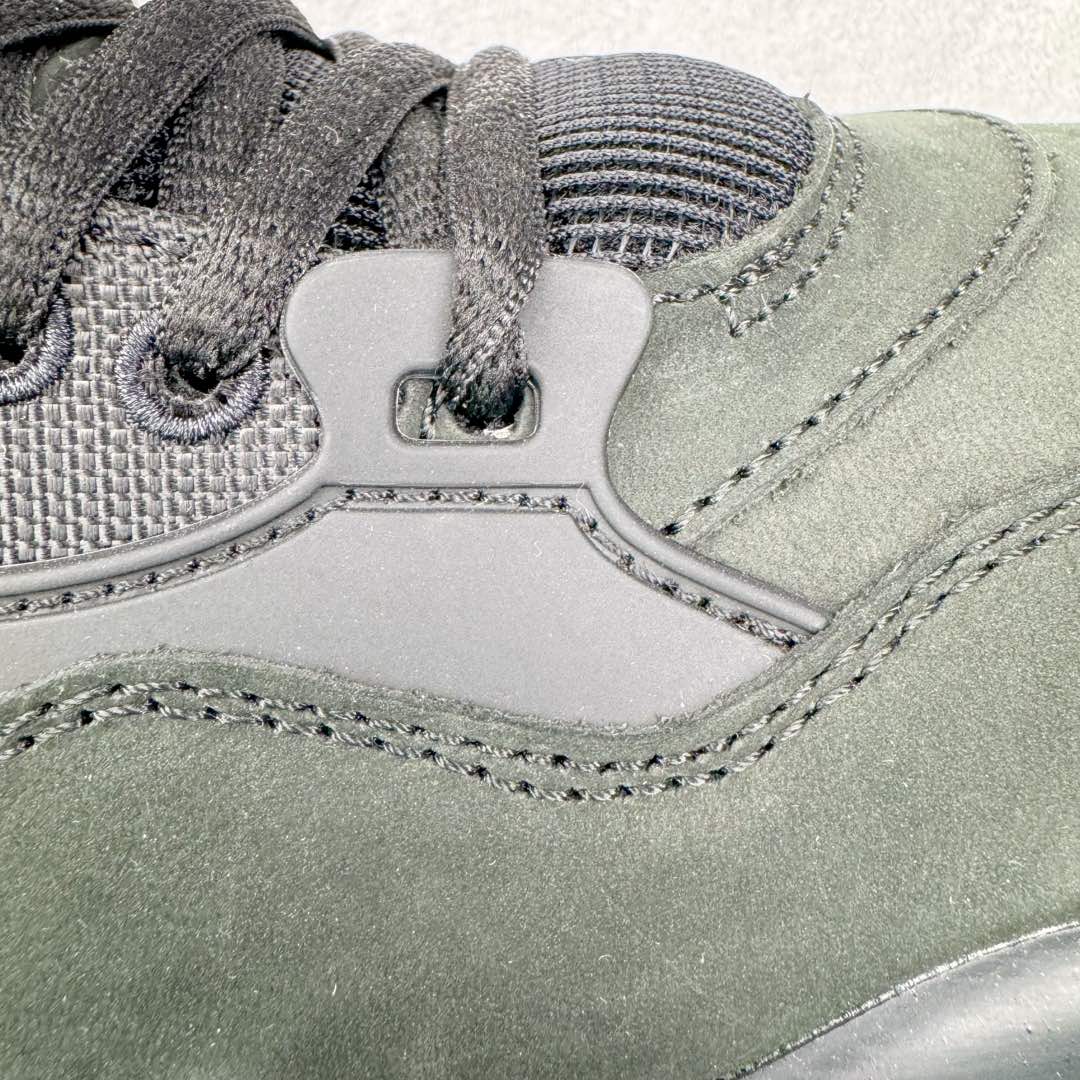 图片[21]-＃KZ纯原 Air Jordan AJ4 RM 重制版低帮复古篮球鞋 黑白 FQ7939-004 亲自操刀耗时半年巨作 全套原纸板楦头开发 确保原汁原味 完美呈现版型 一比一鞋头弧度高度鞋身弧度 原厂TPU 正确内里网布 菱角分明不变形无多余毛边 柔软性质感一致于原鞋 原厂织唛标 原厂飞人电绣工艺 尾指中部跳三针 独家绑鞋带手法 印刷中底布 四线拉帮 米色美纹纸贴合固定 进口港宝加持 后跟自然饱满 全鞋荧光划线卡点 追求极致完美 每一双都是工艺品 多重QC质检 超越公司货的品控标准 实实在在的免检产品 采用了低帮的设计 并保留了众多AJ4的经典元素 鞋身以皮革、麂皮材质拼接打造 AJ4经典的TPU材质延伸至后跟 增强鞋款稳定性 而鞋身侧面的网格设计则被取消 尾部的NIKE AIR标志也得到保留 并同时带有飞人logo 中底部分同样搭载了可视AIR气垫 鞋底采用米白色中底和外底呈现 为整个设计收尾 尺码：36 36.5 37.5 38 38.5 39 40 40.5 41 42 42.5 43 44 44.5 45 46 47.5-选品中心