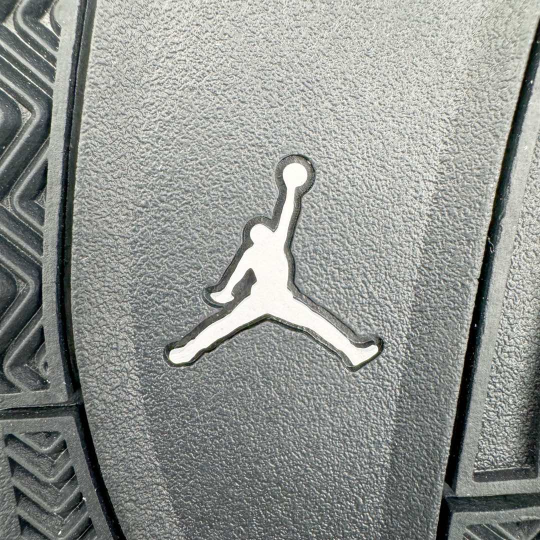 图片[22]-＃KZ纯原 Air Jordan AJ4 RM 重制版低帮复古篮球鞋 黑白 FQ7939-004 亲自操刀耗时半年巨作 全套原纸板楦头开发 确保原汁原味 完美呈现版型 一比一鞋头弧度高度鞋身弧度 原厂TPU 正确内里网布 菱角分明不变形无多余毛边 柔软性质感一致于原鞋 原厂织唛标 原厂飞人电绣工艺 尾指中部跳三针 独家绑鞋带手法 印刷中底布 四线拉帮 米色美纹纸贴合固定 进口港宝加持 后跟自然饱满 全鞋荧光划线卡点 追求极致完美 每一双都是工艺品 多重QC质检 超越公司货的品控标准 实实在在的免检产品 采用了低帮的设计 并保留了众多AJ4的经典元素 鞋身以皮革、麂皮材质拼接打造 AJ4经典的TPU材质延伸至后跟 增强鞋款稳定性 而鞋身侧面的网格设计则被取消 尾部的NIKE AIR标志也得到保留 并同时带有飞人logo 中底部分同样搭载了可视AIR气垫 鞋底采用米白色中底和外底呈现 为整个设计收尾 尺码：36 36.5 37.5 38 38.5 39 40 40.5 41 42 42.5 43 44 44.5 45 46 47.5-选品中心