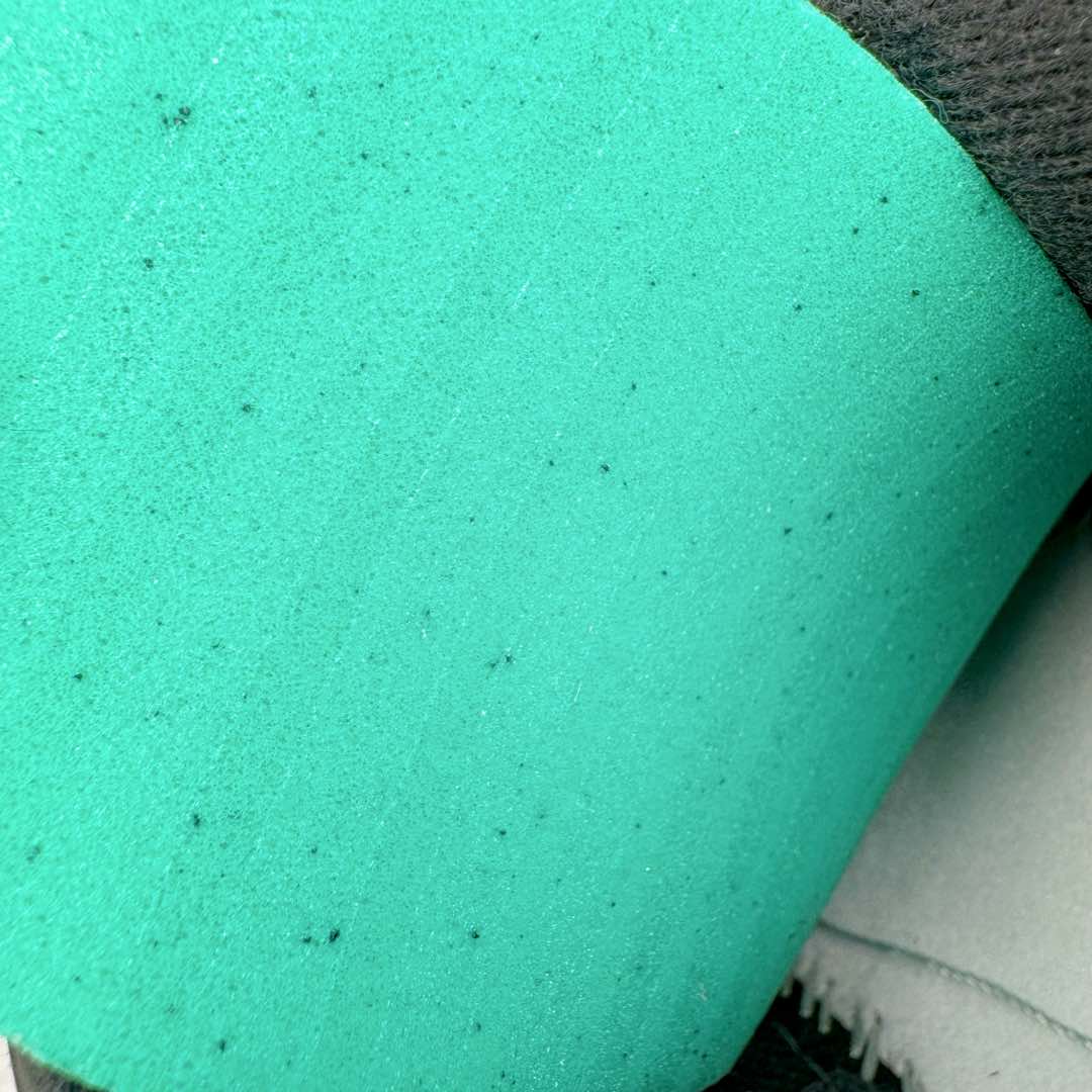 图片[13]-＃KZ纯原 Air Jordan AJ4 RM 重制版低帮复古篮球鞋 黑白 FQ7939-004 亲自操刀耗时半年巨作 全套原纸板楦头开发 确保原汁原味 完美呈现版型 一比一鞋头弧度高度鞋身弧度 原厂TPU 正确内里网布 菱角分明不变形无多余毛边 柔软性质感一致于原鞋 原厂织唛标 原厂飞人电绣工艺 尾指中部跳三针 独家绑鞋带手法 印刷中底布 四线拉帮 米色美纹纸贴合固定 进口港宝加持 后跟自然饱满 全鞋荧光划线卡点 追求极致完美 每一双都是工艺品 多重QC质检 超越公司货的品控标准 实实在在的免检产品 采用了低帮的设计 并保留了众多AJ4的经典元素 鞋身以皮革、麂皮材质拼接打造 AJ4经典的TPU材质延伸至后跟 增强鞋款稳定性 而鞋身侧面的网格设计则被取消 尾部的NIKE AIR标志也得到保留 并同时带有飞人logo 中底部分同样搭载了可视AIR气垫 鞋底采用米白色中底和外底呈现 为整个设计收尾 尺码：36 36.5 37.5 38 38.5 39 40 40.5 41 42 42.5 43 44 44.5 45 46 47.5-选品中心