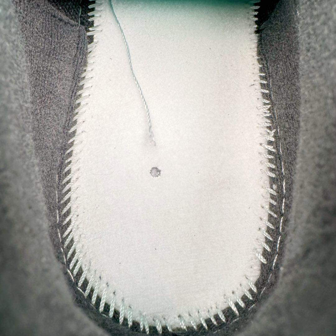 图片[12]-＃KZ纯原 Air Jordan AJ4 RM 重制版低帮复古篮球鞋 黑白 FQ7939-004 亲自操刀耗时半年巨作 全套原纸板楦头开发 确保原汁原味 完美呈现版型 一比一鞋头弧度高度鞋身弧度 原厂TPU 正确内里网布 菱角分明不变形无多余毛边 柔软性质感一致于原鞋 原厂织唛标 原厂飞人电绣工艺 尾指中部跳三针 独家绑鞋带手法 印刷中底布 四线拉帮 米色美纹纸贴合固定 进口港宝加持 后跟自然饱满 全鞋荧光划线卡点 追求极致完美 每一双都是工艺品 多重QC质检 超越公司货的品控标准 实实在在的免检产品 采用了低帮的设计 并保留了众多AJ4的经典元素 鞋身以皮革、麂皮材质拼接打造 AJ4经典的TPU材质延伸至后跟 增强鞋款稳定性 而鞋身侧面的网格设计则被取消 尾部的NIKE AIR标志也得到保留 并同时带有飞人logo 中底部分同样搭载了可视AIR气垫 鞋底采用米白色中底和外底呈现 为整个设计收尾 尺码：36 36.5 37.5 38 38.5 39 40 40.5 41 42 42.5 43 44 44.5 45 46 47.5-选品中心