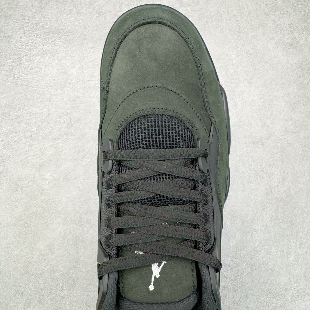 图片[4]-＃KZ纯原 Air Jordan AJ4 RM 重制版低帮复古篮球鞋 黑白 FQ7939-004 亲自操刀耗时半年巨作 全套原纸板楦头开发 确保原汁原味 完美呈现版型 一比一鞋头弧度高度鞋身弧度 原厂TPU 正确内里网布 菱角分明不变形无多余毛边 柔软性质感一致于原鞋 原厂织唛标 原厂飞人电绣工艺 尾指中部跳三针 独家绑鞋带手法 印刷中底布 四线拉帮 米色美纹纸贴合固定 进口港宝加持 后跟自然饱满 全鞋荧光划线卡点 追求极致完美 每一双都是工艺品 多重QC质检 超越公司货的品控标准 实实在在的免检产品 采用了低帮的设计 并保留了众多AJ4的经典元素 鞋身以皮革、麂皮材质拼接打造 AJ4经典的TPU材质延伸至后跟 增强鞋款稳定性 而鞋身侧面的网格设计则被取消 尾部的NIKE AIR标志也得到保留 并同时带有飞人logo 中底部分同样搭载了可视AIR气垫 鞋底采用米白色中底和外底呈现 为整个设计收尾 尺码：36 36.5 37.5 38 38.5 39 40 40.5 41 42 42.5 43 44 44.5 45 46 47.5-选品中心