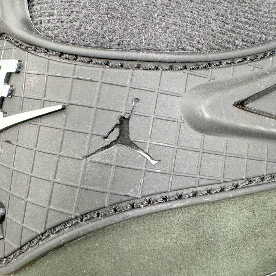 图片[19]-＃KZ纯原 Air Jordan AJ4 RM 重制版低帮复古篮球鞋 黑白 FQ7939-004 亲自操刀耗时半年巨作 全套原纸板楦头开发 确保原汁原味 完美呈现版型 一比一鞋头弧度高度鞋身弧度 原厂TPU 正确内里网布 菱角分明不变形无多余毛边 柔软性质感一致于原鞋 原厂织唛标 原厂飞人电绣工艺 尾指中部跳三针 独家绑鞋带手法 印刷中底布 四线拉帮 米色美纹纸贴合固定 进口港宝加持 后跟自然饱满 全鞋荧光划线卡点 追求极致完美 每一双都是工艺品 多重QC质检 超越公司货的品控标准 实实在在的免检产品 采用了低帮的设计 并保留了众多AJ4的经典元素 鞋身以皮革、麂皮材质拼接打造 AJ4经典的TPU材质延伸至后跟 增强鞋款稳定性 而鞋身侧面的网格设计则被取消 尾部的NIKE AIR标志也得到保留 并同时带有飞人logo 中底部分同样搭载了可视AIR气垫 鞋底采用米白色中底和外底呈现 为整个设计收尾 尺码：36 36.5 37.5 38 38.5 39 40 40.5 41 42 42.5 43 44 44.5 45 46 47.5-选品中心