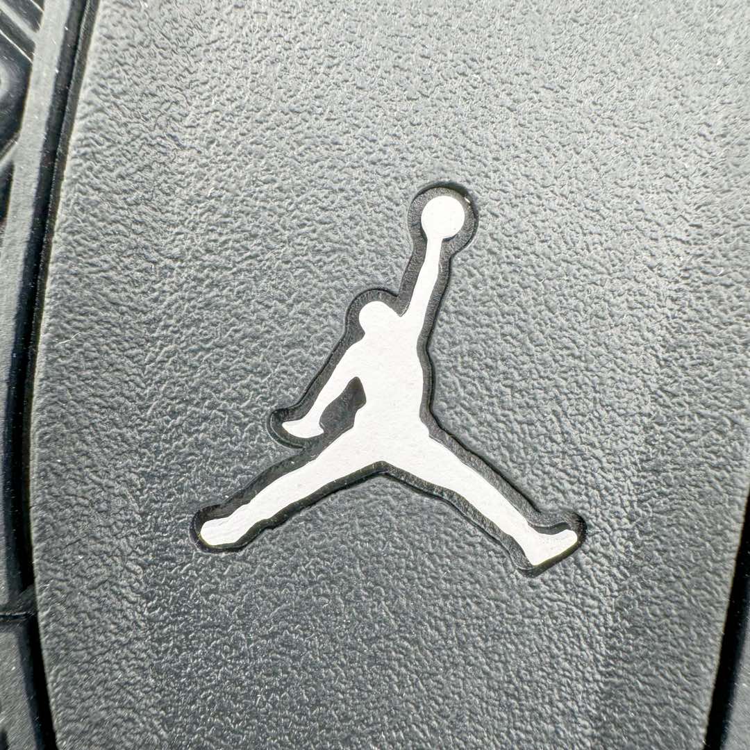 图片[16]-＃KZ纯原 Air Jordan AJ4 RM 重制版低帮复古篮球鞋 黑白 FQ7939-004 亲自操刀耗时半年巨作 全套原纸板楦头开发 确保原汁原味 完美呈现版型 一比一鞋头弧度高度鞋身弧度 原厂TPU 正确内里网布 菱角分明不变形无多余毛边 柔软性质感一致于原鞋 原厂织唛标 原厂飞人电绣工艺 尾指中部跳三针 独家绑鞋带手法 印刷中底布 四线拉帮 米色美纹纸贴合固定 进口港宝加持 后跟自然饱满 全鞋荧光划线卡点 追求极致完美 每一双都是工艺品 多重QC质检 超越公司货的品控标准 实实在在的免检产品 采用了低帮的设计 并保留了众多AJ4的经典元素 鞋身以皮革、麂皮材质拼接打造 AJ4经典的TPU材质延伸至后跟 增强鞋款稳定性 而鞋身侧面的网格设计则被取消 尾部的NIKE AIR标志也得到保留 并同时带有飞人logo 中底部分同样搭载了可视AIR气垫 鞋底采用米白色中底和外底呈现 为整个设计收尾 尺码：36 36.5 37.5 38 38.5 39 40 40.5 41 42 42.5 43 44 44.5 45 46 47.5-选品中心