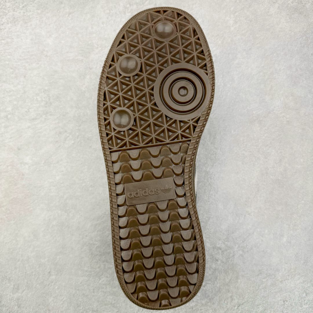 图片[9]-AD Samba XLG 桑巴舞加大厚底版系列德训风百搭松糕休闲运动板鞋生胶底 IE9179 自Originals Samba成功借势Blokecore风潮一跃成为街头巷尾的焦点鞋款后,不论是围绕Samba本身打造的各式「变种版本」,还是以Samba为蓝本打造联名鞋款,都成为了时尚潮流人士日常穿搭首选。Samba XLG是adidas Originals不断扩展XLG系列的一部分,旨在与年轻文化相契合,迎合那些希望通过个性时尚表达自我而不愿牺牲舒适度的年轻群体。街头时尚领域的Gen Z特别偏爱宽松的穿着风格。Samba XLG针对这一点做了创新。它在延续Samba OG经典设计的基础上,迎合年轻群体的穿着习惯,重塑为宽大的鞋身比例轮廓以及加厚中底,让消费者轻松展示自己独特的风格。全新的Samba XLG系列不仅迎合了当下年轻群体的穿搭习惯,加宽了鞋身比例以及将中底进一步增厚,在视觉比例上更加饱满,同时还保留了经典Samba的细节,这样一来,鞋迷朋友在穿搭上不仅能更加个性化,而且还能延续一定的复古感受。尺码：36 36⅔ 37⅓ 38 38⅔ 39⅓ 40 40⅔ 41⅓ 42 42⅔ 43⅓ 44 45-选品中心