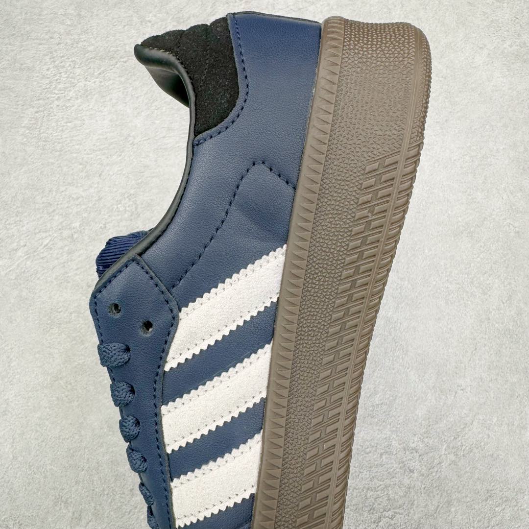 图片[7]-AD Samba XLG 桑巴舞加大厚底版系列德训风百搭松糕休闲运动板鞋生胶底 IE9179 自Originals Samba成功借势Blokecore风潮一跃成为街头巷尾的焦点鞋款后,不论是围绕Samba本身打造的各式「变种版本」,还是以Samba为蓝本打造联名鞋款,都成为了时尚潮流人士日常穿搭首选。Samba XLG是adidas Originals不断扩展XLG系列的一部分,旨在与年轻文化相契合,迎合那些希望通过个性时尚表达自我而不愿牺牲舒适度的年轻群体。街头时尚领域的Gen Z特别偏爱宽松的穿着风格。Samba XLG针对这一点做了创新。它在延续Samba OG经典设计的基础上,迎合年轻群体的穿着习惯,重塑为宽大的鞋身比例轮廓以及加厚中底,让消费者轻松展示自己独特的风格。全新的Samba XLG系列不仅迎合了当下年轻群体的穿搭习惯,加宽了鞋身比例以及将中底进一步增厚,在视觉比例上更加饱满,同时还保留了经典Samba的细节,这样一来,鞋迷朋友在穿搭上不仅能更加个性化,而且还能延续一定的复古感受。尺码：36 36⅔ 37⅓ 38 38⅔ 39⅓ 40 40⅔ 41⅓ 42 42⅔ 43⅓ 44 45-选品中心