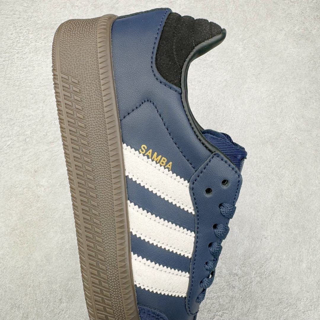 图片[6]-AD Samba XLG 桑巴舞加大厚底版系列德训风百搭松糕休闲运动板鞋生胶底 IE9179 自Originals Samba成功借势Blokecore风潮一跃成为街头巷尾的焦点鞋款后,不论是围绕Samba本身打造的各式「变种版本」,还是以Samba为蓝本打造联名鞋款,都成为了时尚潮流人士日常穿搭首选。Samba XLG是adidas Originals不断扩展XLG系列的一部分,旨在与年轻文化相契合,迎合那些希望通过个性时尚表达自我而不愿牺牲舒适度的年轻群体。街头时尚领域的Gen Z特别偏爱宽松的穿着风格。Samba XLG针对这一点做了创新。它在延续Samba OG经典设计的基础上,迎合年轻群体的穿着习惯,重塑为宽大的鞋身比例轮廓以及加厚中底,让消费者轻松展示自己独特的风格。全新的Samba XLG系列不仅迎合了当下年轻群体的穿搭习惯,加宽了鞋身比例以及将中底进一步增厚,在视觉比例上更加饱满,同时还保留了经典Samba的细节,这样一来,鞋迷朋友在穿搭上不仅能更加个性化,而且还能延续一定的复古感受。尺码：36 36⅔ 37⅓ 38 38⅔ 39⅓ 40 40⅔ 41⅓ 42 42⅔ 43⅓ 44 45-选品中心