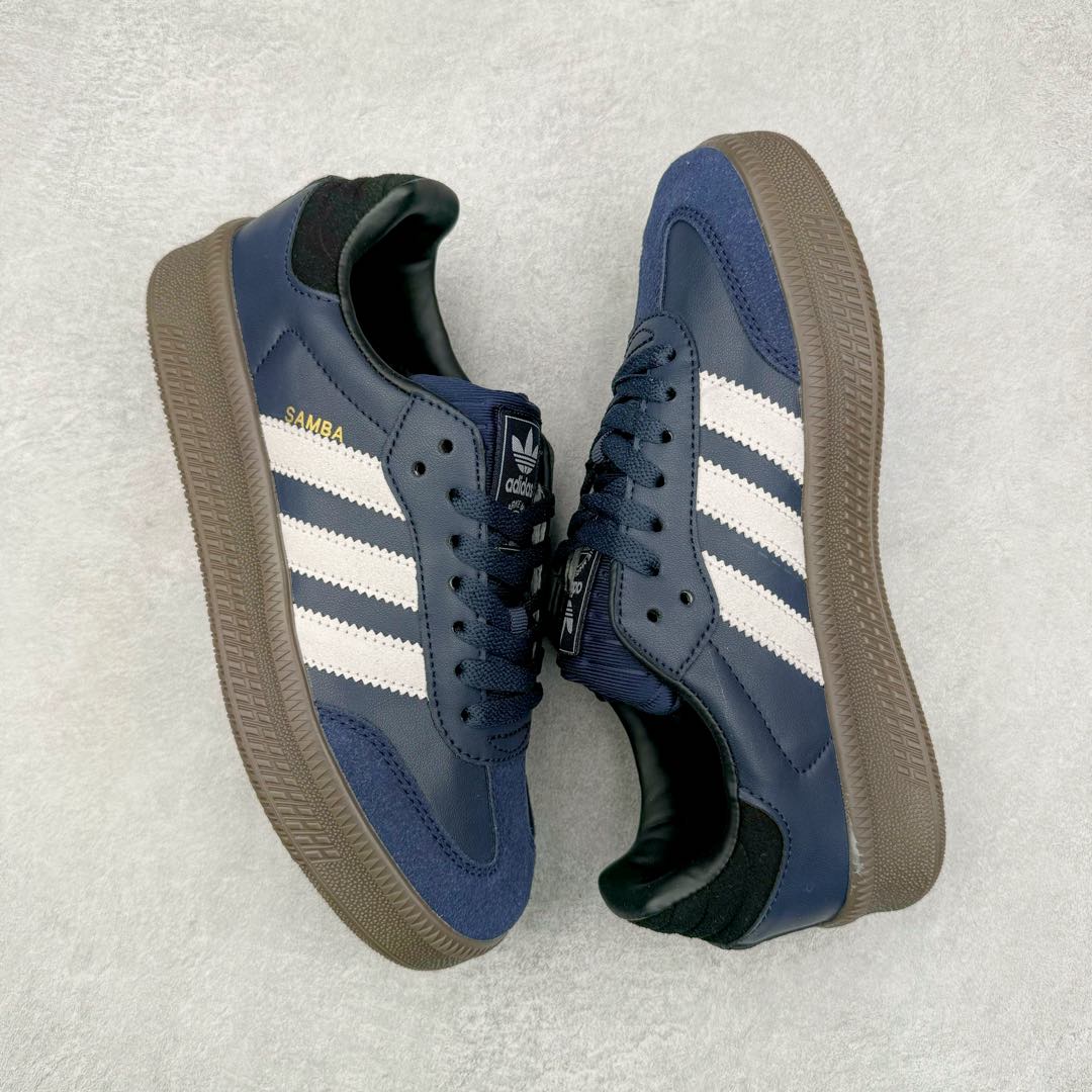 图片[3]-AD Samba XLG 桑巴舞加大厚底版系列德训风百搭松糕休闲运动板鞋生胶底 IE9179 自Originals Samba成功借势Blokecore风潮一跃成为街头巷尾的焦点鞋款后,不论是围绕Samba本身打造的各式「变种版本」,还是以Samba为蓝本打造联名鞋款,都成为了时尚潮流人士日常穿搭首选。Samba XLG是adidas Originals不断扩展XLG系列的一部分,旨在与年轻文化相契合,迎合那些希望通过个性时尚表达自我而不愿牺牲舒适度的年轻群体。街头时尚领域的Gen Z特别偏爱宽松的穿着风格。Samba XLG针对这一点做了创新。它在延续Samba OG经典设计的基础上,迎合年轻群体的穿着习惯,重塑为宽大的鞋身比例轮廓以及加厚中底,让消费者轻松展示自己独特的风格。全新的Samba XLG系列不仅迎合了当下年轻群体的穿搭习惯,加宽了鞋身比例以及将中底进一步增厚,在视觉比例上更加饱满,同时还保留了经典Samba的细节,这样一来,鞋迷朋友在穿搭上不仅能更加个性化,而且还能延续一定的复古感受。尺码：36 36⅔ 37⅓ 38 38⅔ 39⅓ 40 40⅔ 41⅓ 42 42⅔ 43⅓ 44 45-选品中心