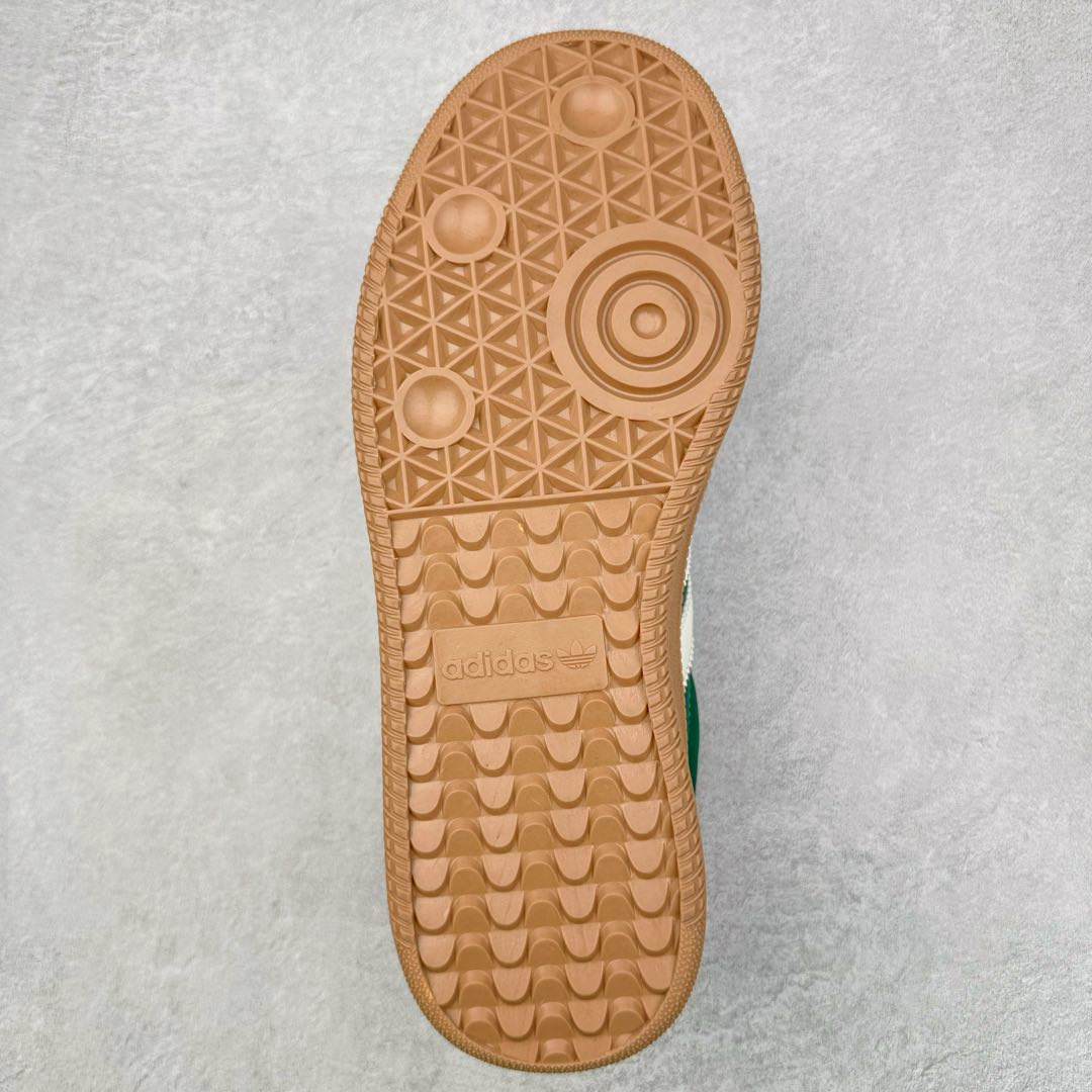 图片[9]-AD Samba XLG 桑巴舞加大厚底版系列德训风百搭松糕休闲运动板鞋生胶底 JI2582 自Originals Samba成功借势Blokecore风潮一跃成为街头巷尾的焦点鞋款后,不论是围绕Samba本身打造的各式「变种版本」,还是以Samba为蓝本打造联名鞋款,都成为了时尚潮流人士日常穿搭首选。Samba XLG是adidas Originals不断扩展XLG系列的一部分,旨在与年轻文化相契合,迎合那些希望通过个性时尚表达自我而不愿牺牲舒适度的年轻群体。街头时尚领域的Gen Z特别偏爱宽松的穿着风格。Samba XLG针对这一点做了创新。它在延续Samba OG经典设计的基础上,迎合年轻群体的穿着习惯,重塑为宽大的鞋身比例轮廓以及加厚中底,让消费者轻松展示自己独特的风格。全新的Samba XLG系列不仅迎合了当下年轻群体的穿搭习惯,加宽了鞋身比例以及将中底进一步增厚,在视觉比例上更加饱满,同时还保留了经典Samba的细节,这样一来,鞋迷朋友在穿搭上不仅能更加个性化,而且还能延续一定的复古感受。尺码：36 36⅔ 37⅓ 38 38⅔ 39⅓ 40 40⅔ 41⅓ 42 42⅔ 43⅓ 44 45-选品中心