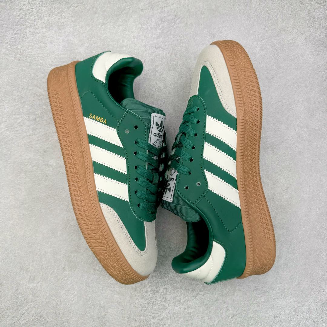 图片[3]-AD Samba XLG 桑巴舞加大厚底版系列德训风百搭松糕休闲运动板鞋生胶底 JI2582 自Originals Samba成功借势Blokecore风潮一跃成为街头巷尾的焦点鞋款后,不论是围绕Samba本身打造的各式「变种版本」,还是以Samba为蓝本打造联名鞋款,都成为了时尚潮流人士日常穿搭首选。Samba XLG是adidas Originals不断扩展XLG系列的一部分,旨在与年轻文化相契合,迎合那些希望通过个性时尚表达自我而不愿牺牲舒适度的年轻群体。街头时尚领域的Gen Z特别偏爱宽松的穿着风格。Samba XLG针对这一点做了创新。它在延续Samba OG经典设计的基础上,迎合年轻群体的穿着习惯,重塑为宽大的鞋身比例轮廓以及加厚中底,让消费者轻松展示自己独特的风格。全新的Samba XLG系列不仅迎合了当下年轻群体的穿搭习惯,加宽了鞋身比例以及将中底进一步增厚,在视觉比例上更加饱满,同时还保留了经典Samba的细节,这样一来,鞋迷朋友在穿搭上不仅能更加个性化,而且还能延续一定的复古感受。尺码：36 36⅔ 37⅓ 38 38⅔ 39⅓ 40 40⅔ 41⅓ 42 42⅔ 43⅓ 44 45-选品中心
