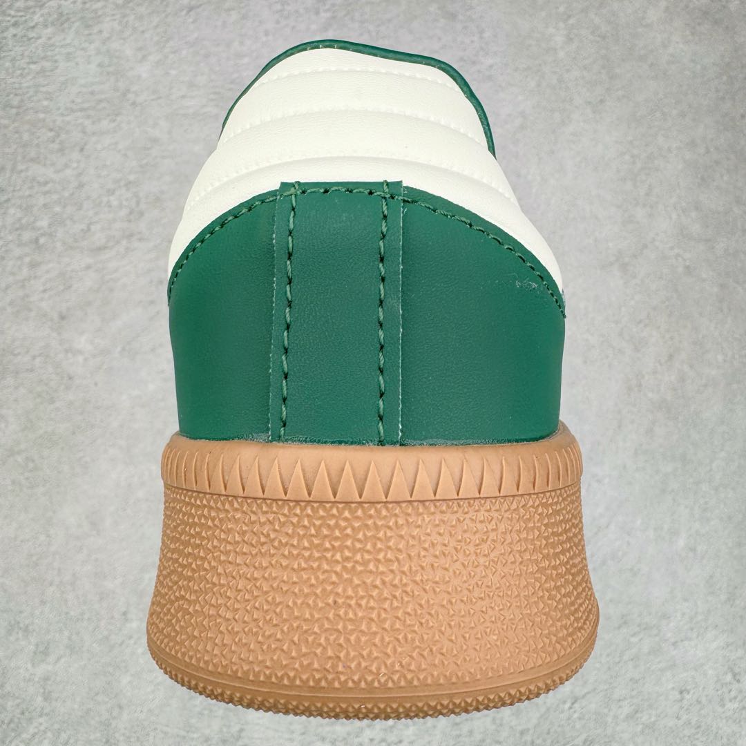 图片[8]-AD Samba XLG 桑巴舞加大厚底版系列德训风百搭松糕休闲运动板鞋生胶底 JI2582 自Originals Samba成功借势Blokecore风潮一跃成为街头巷尾的焦点鞋款后,不论是围绕Samba本身打造的各式「变种版本」,还是以Samba为蓝本打造联名鞋款,都成为了时尚潮流人士日常穿搭首选。Samba XLG是adidas Originals不断扩展XLG系列的一部分,旨在与年轻文化相契合,迎合那些希望通过个性时尚表达自我而不愿牺牲舒适度的年轻群体。街头时尚领域的Gen Z特别偏爱宽松的穿着风格。Samba XLG针对这一点做了创新。它在延续Samba OG经典设计的基础上,迎合年轻群体的穿着习惯,重塑为宽大的鞋身比例轮廓以及加厚中底,让消费者轻松展示自己独特的风格。全新的Samba XLG系列不仅迎合了当下年轻群体的穿搭习惯,加宽了鞋身比例以及将中底进一步增厚,在视觉比例上更加饱满,同时还保留了经典Samba的细节,这样一来,鞋迷朋友在穿搭上不仅能更加个性化,而且还能延续一定的复古感受。尺码：36 36⅔ 37⅓ 38 38⅔ 39⅓ 40 40⅔ 41⅓ 42 42⅔ 43⅓ 44 45-选品中心