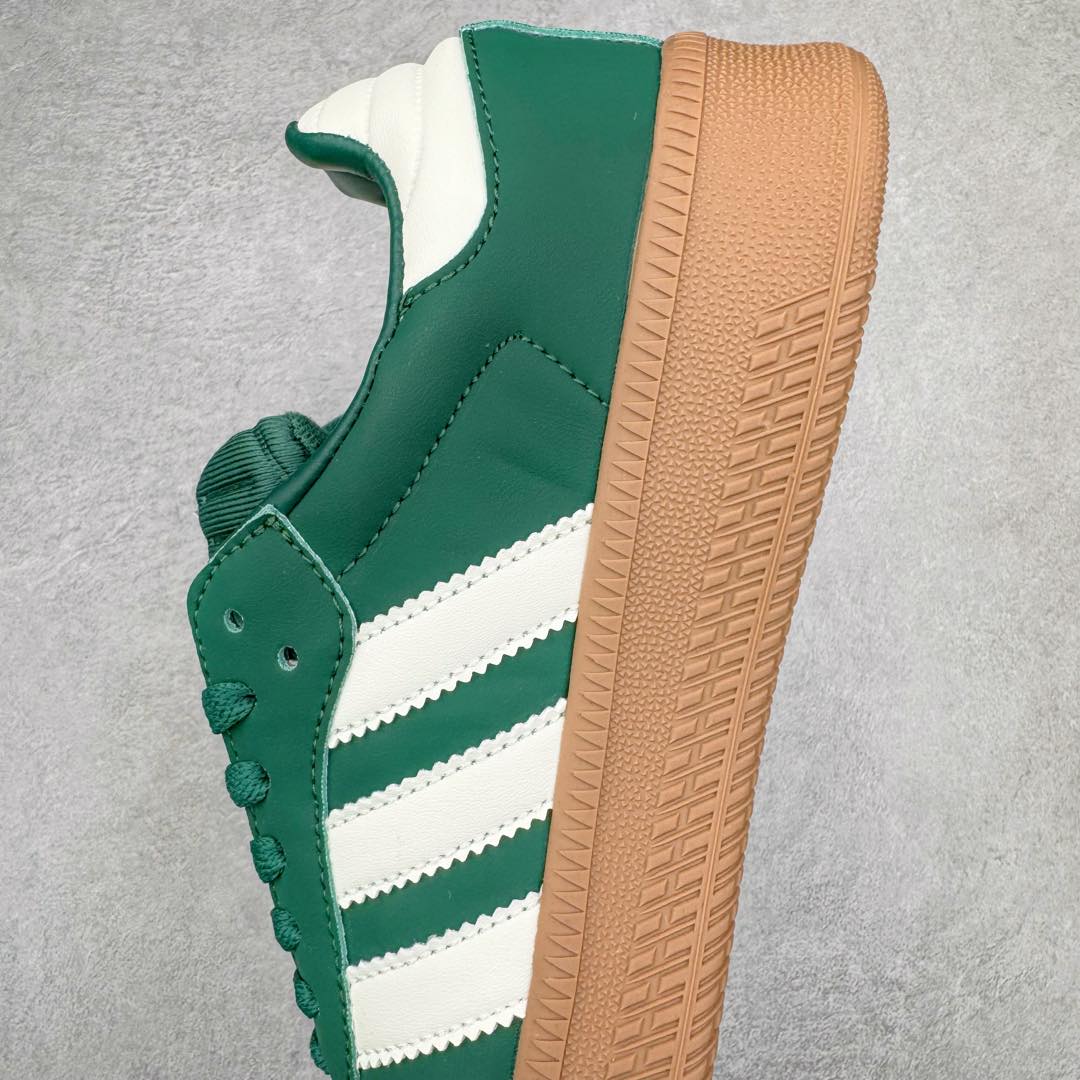 图片[7]-AD Samba XLG 桑巴舞加大厚底版系列德训风百搭松糕休闲运动板鞋生胶底 JI2582 自Originals Samba成功借势Blokecore风潮一跃成为街头巷尾的焦点鞋款后,不论是围绕Samba本身打造的各式「变种版本」,还是以Samba为蓝本打造联名鞋款,都成为了时尚潮流人士日常穿搭首选。Samba XLG是adidas Originals不断扩展XLG系列的一部分,旨在与年轻文化相契合,迎合那些希望通过个性时尚表达自我而不愿牺牲舒适度的年轻群体。街头时尚领域的Gen Z特别偏爱宽松的穿着风格。Samba XLG针对这一点做了创新。它在延续Samba OG经典设计的基础上,迎合年轻群体的穿着习惯,重塑为宽大的鞋身比例轮廓以及加厚中底,让消费者轻松展示自己独特的风格。全新的Samba XLG系列不仅迎合了当下年轻群体的穿搭习惯,加宽了鞋身比例以及将中底进一步增厚,在视觉比例上更加饱满,同时还保留了经典Samba的细节,这样一来,鞋迷朋友在穿搭上不仅能更加个性化,而且还能延续一定的复古感受。尺码：36 36⅔ 37⅓ 38 38⅔ 39⅓ 40 40⅔ 41⅓ 42 42⅔ 43⅓ 44 45-选品中心