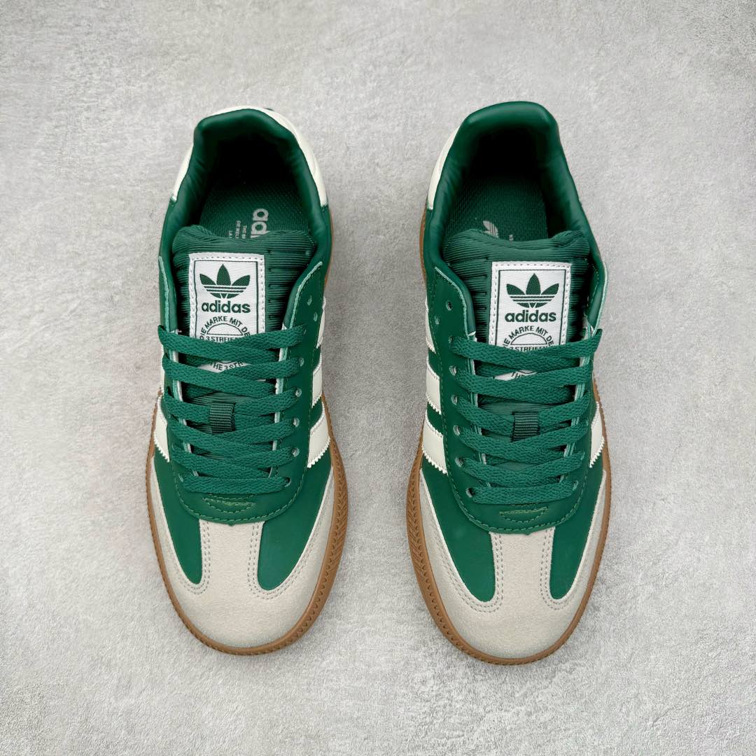 图片[2]-AD Samba XLG 桑巴舞加大厚底版系列德训风百搭松糕休闲运动板鞋生胶底 JI2582 自Originals Samba成功借势Blokecore风潮一跃成为街头巷尾的焦点鞋款后,不论是围绕Samba本身打造的各式「变种版本」,还是以Samba为蓝本打造联名鞋款,都成为了时尚潮流人士日常穿搭首选。Samba XLG是adidas Originals不断扩展XLG系列的一部分,旨在与年轻文化相契合,迎合那些希望通过个性时尚表达自我而不愿牺牲舒适度的年轻群体。街头时尚领域的Gen Z特别偏爱宽松的穿着风格。Samba XLG针对这一点做了创新。它在延续Samba OG经典设计的基础上,迎合年轻群体的穿着习惯,重塑为宽大的鞋身比例轮廓以及加厚中底,让消费者轻松展示自己独特的风格。全新的Samba XLG系列不仅迎合了当下年轻群体的穿搭习惯,加宽了鞋身比例以及将中底进一步增厚,在视觉比例上更加饱满,同时还保留了经典Samba的细节,这样一来,鞋迷朋友在穿搭上不仅能更加个性化,而且还能延续一定的复古感受。尺码：36 36⅔ 37⅓ 38 38⅔ 39⅓ 40 40⅔ 41⅓ 42 42⅔ 43⅓ 44 45-选品中心