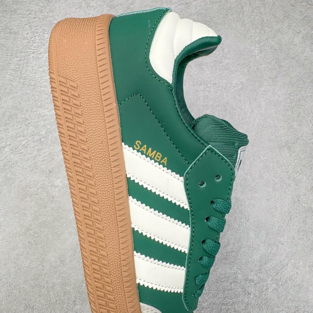 图片[6]-AD Samba XLG 桑巴舞加大厚底版系列德训风百搭松糕休闲运动板鞋生胶底 JI2582 自Originals Samba成功借势Blokecore风潮一跃成为街头巷尾的焦点鞋款后,不论是围绕Samba本身打造的各式「变种版本」,还是以Samba为蓝本打造联名鞋款,都成为了时尚潮流人士日常穿搭首选。Samba XLG是adidas Originals不断扩展XLG系列的一部分,旨在与年轻文化相契合,迎合那些希望通过个性时尚表达自我而不愿牺牲舒适度的年轻群体。街头时尚领域的Gen Z特别偏爱宽松的穿着风格。Samba XLG针对这一点做了创新。它在延续Samba OG经典设计的基础上,迎合年轻群体的穿着习惯,重塑为宽大的鞋身比例轮廓以及加厚中底,让消费者轻松展示自己独特的风格。全新的Samba XLG系列不仅迎合了当下年轻群体的穿搭习惯,加宽了鞋身比例以及将中底进一步增厚,在视觉比例上更加饱满,同时还保留了经典Samba的细节,这样一来,鞋迷朋友在穿搭上不仅能更加个性化,而且还能延续一定的复古感受。尺码：36 36⅔ 37⅓ 38 38⅔ 39⅓ 40 40⅔ 41⅓ 42 42⅔ 43⅓ 44 45-选品中心