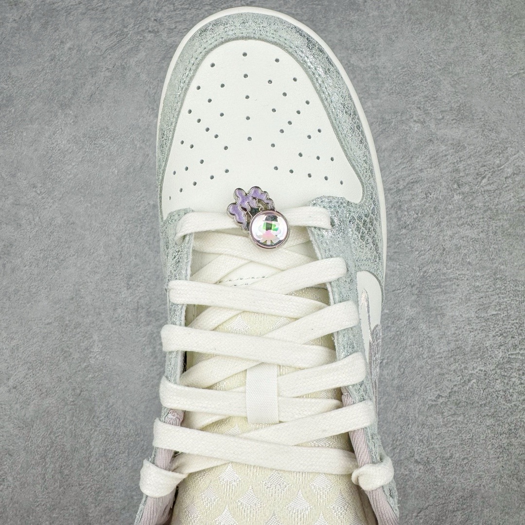 图片[4]-＃AY/GZ纯原福利 NK Dunk Low LX CNY Year Of The Dragon 龙年限定 白绿仙人掌 FZ5065-111 独家原厂航空铝磨具打磨大底 鞋头坡度极致还原 原盒原配 圈内天花板工艺 原厂冲刀 超高清洁度 全鞋零毛边皮料切割 全套原楦原模倾力打造完美版型 采用原厂百宏鞋带以及原厂百宏织唛舌标 内标可供原厂几率过验 原厂中底布黄色点胶 原厂中底布拉帮走线遵循公司 尺码对应库存‼️-选品中心