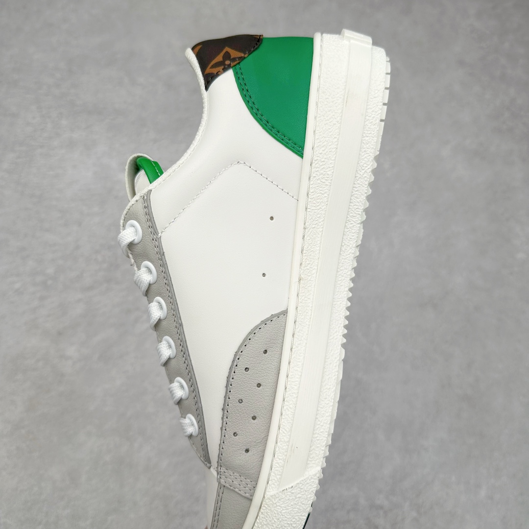 图片[7]-Louis Vuitton 路易威登 lv Time Out 低帮时尚运动板鞋 为舒软小牛皮革压印金属质感 Monogram 图案 再令 Louis 和vuitton 装饰点缀鞋带 与卢勒克斯金属线共同 释放莹泽光芒 搭配后部 Monogram帆布饰边和加厚胎面橡胶外底 鞋面胎牛皮和进口PVC制裁而成 高密度进口电脑车线工艺、经典LOGO跟PVC完美结合 原版大底开模 内里采用进口羊皮 超软皮内里+鞋垫 最新LV/路易威登 杨幂 关晓彤 官方等多明星网红同款 快手抖音等多平台热推 尺码：35 36 37 38 39 40 41 42 43 44-选品中心