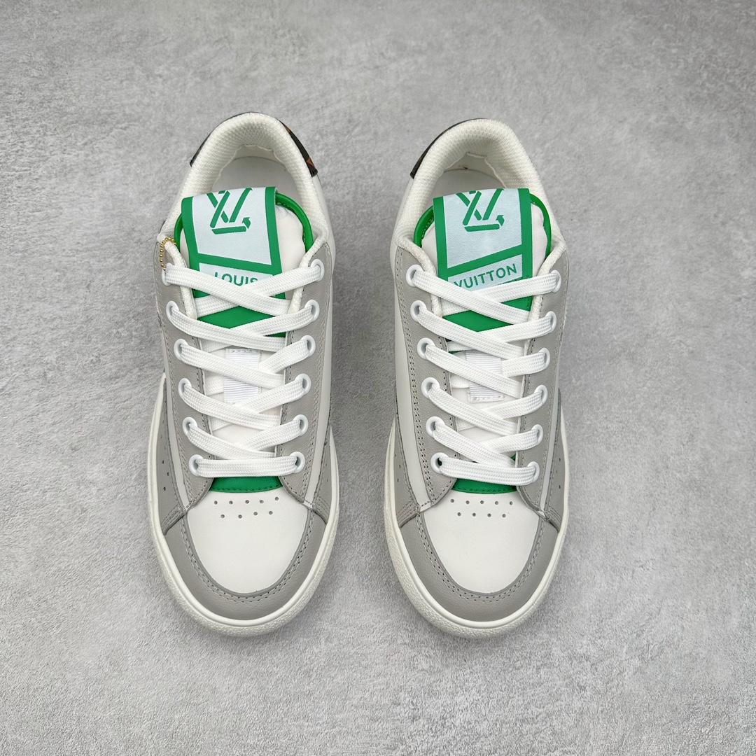 图片[2]-Louis Vuitton 路易威登 lv Time Out 低帮时尚运动板鞋 为舒软小牛皮革压印金属质感 Monogram 图案 再令 Louis 和vuitton 装饰点缀鞋带 与卢勒克斯金属线共同 释放莹泽光芒 搭配后部 Monogram帆布饰边和加厚胎面橡胶外底 鞋面胎牛皮和进口PVC制裁而成 高密度进口电脑车线工艺、经典LOGO跟PVC完美结合 原版大底开模 内里采用进口羊皮 超软皮内里+鞋垫 最新LV/路易威登 杨幂 关晓彤 官方等多明星网红同款 快手抖音等多平台热推 尺码：35 36 37 38 39 40 41 42 43 44-选品中心