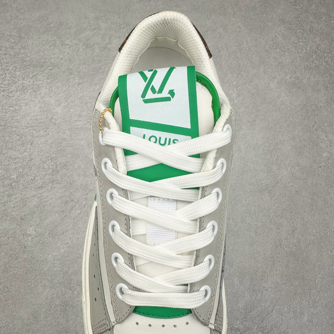 图片[5]-Louis Vuitton 路易威登 lv Time Out 低帮时尚运动板鞋 为舒软小牛皮革压印金属质感 Monogram 图案 再令 Louis 和vuitton 装饰点缀鞋带 与卢勒克斯金属线共同 释放莹泽光芒 搭配后部 Monogram帆布饰边和加厚胎面橡胶外底 鞋面胎牛皮和进口PVC制裁而成 高密度进口电脑车线工艺、经典LOGO跟PVC完美结合 原版大底开模 内里采用进口羊皮 超软皮内里+鞋垫 最新LV/路易威登 杨幂 关晓彤 官方等多明星网红同款 快手抖音等多平台热推 尺码：35 36 37 38 39 40 41 42 43 44-选品中心