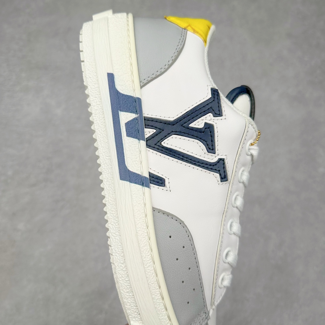 图片[6]-Louis Vuitton 路易威登 lv Time Out 低帮时尚运动板鞋 为舒软小牛皮革压印金属质感 Monogram 图案 再令 Louis 和vuitton 装饰点缀鞋带 与卢勒克斯金属线共同 释放莹泽光芒 搭配后部 Monogram帆布饰边和加厚胎面橡胶外底 鞋面胎牛皮和进口PVC制裁而成 高密度进口电脑车线工艺、经典LOGO跟PVC完美结合 原版大底开模 内里采用进口羊皮 超软皮内里+鞋垫 最新LV/路易威登 杨幂 关晓彤 官方等多明星网红同款 快手抖音等多平台热推 尺码：35 36 37 38 39 40 41 42 43 44-选品中心