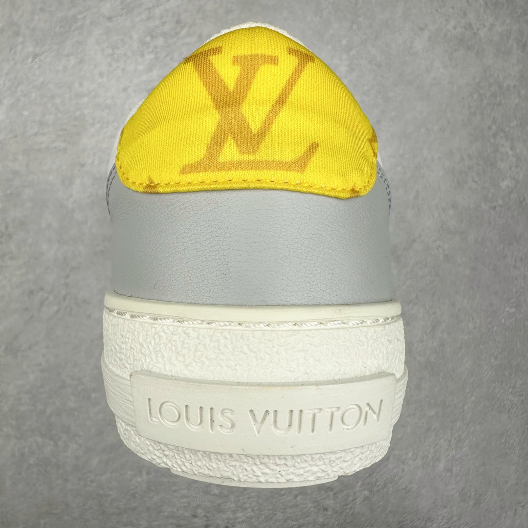 图片[8]-Louis Vuitton 路易威登 lv Time Out 低帮时尚运动板鞋 为舒软小牛皮革压印金属质感 Monogram 图案 再令 Louis 和vuitton 装饰点缀鞋带 与卢勒克斯金属线共同 释放莹泽光芒 搭配后部 Monogram帆布饰边和加厚胎面橡胶外底 鞋面胎牛皮和进口PVC制裁而成 高密度进口电脑车线工艺、经典LOGO跟PVC完美结合 原版大底开模 内里采用进口羊皮 超软皮内里+鞋垫 最新LV/路易威登 杨幂 关晓彤 官方等多明星网红同款 快手抖音等多平台热推 尺码：35 36 37 38 39 40 41 42 43 44-选品中心