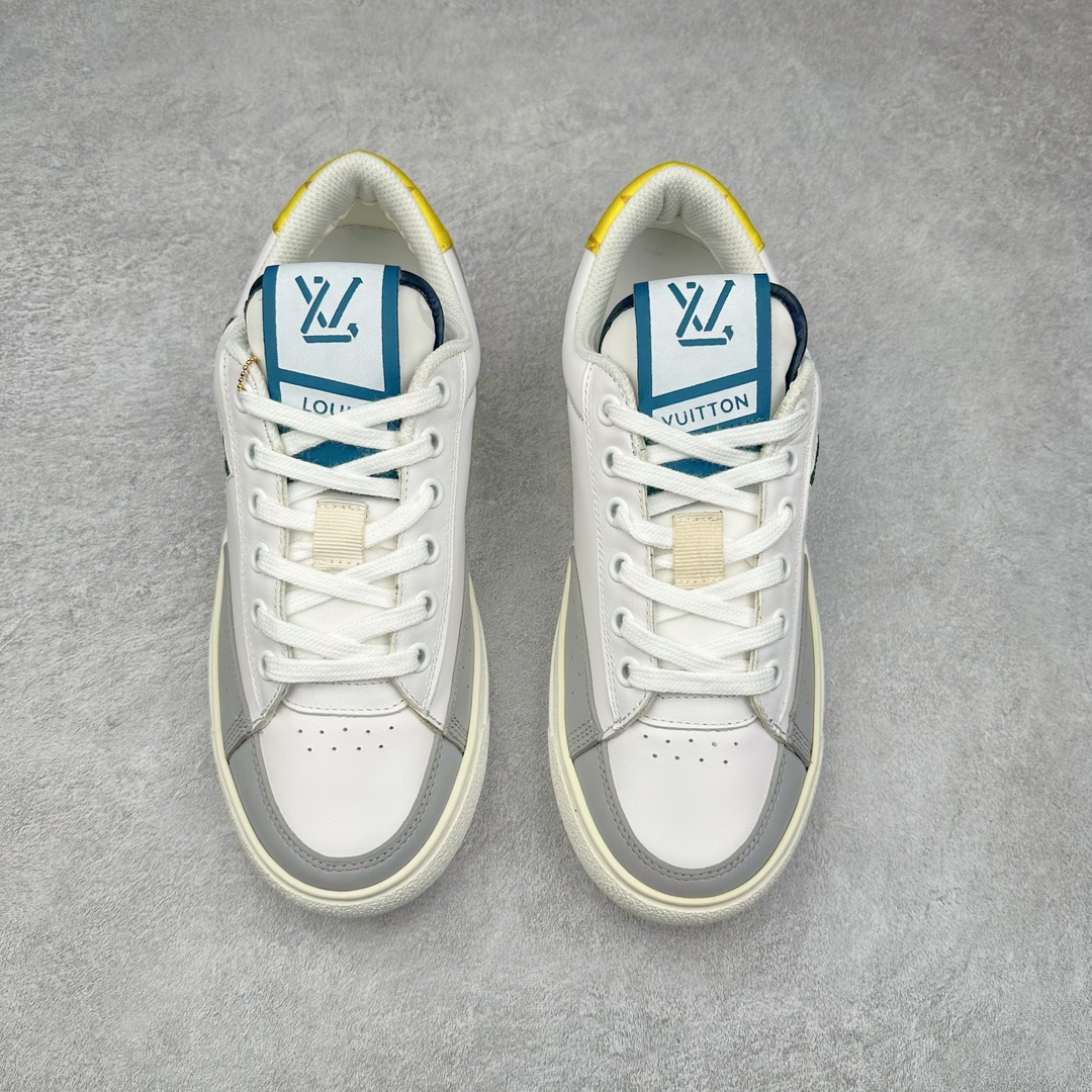 图片[2]-Louis Vuitton 路易威登 lv Time Out 低帮时尚运动板鞋 为舒软小牛皮革压印金属质感 Monogram 图案 再令 Louis 和vuitton 装饰点缀鞋带 与卢勒克斯金属线共同 释放莹泽光芒 搭配后部 Monogram帆布饰边和加厚胎面橡胶外底 鞋面胎牛皮和进口PVC制裁而成 高密度进口电脑车线工艺、经典LOGO跟PVC完美结合 原版大底开模 内里采用进口羊皮 超软皮内里+鞋垫 最新LV/路易威登 杨幂 关晓彤 官方等多明星网红同款 快手抖音等多平台热推 尺码：35 36 37 38 39 40 41 42 43 44-选品中心