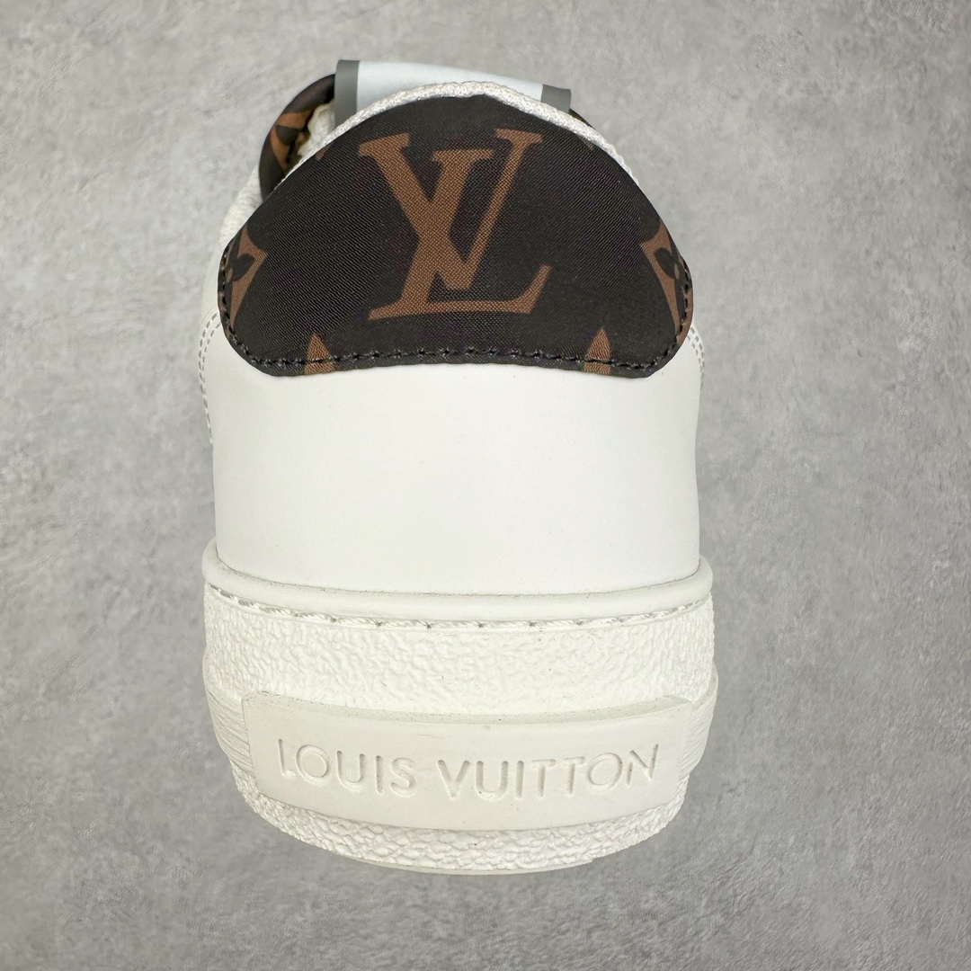 图片[8]-Louis Vuitton 路易威登 lv Time Out 低帮时尚运动板鞋 为舒软小牛皮革压印金属质感 Monogram 图案 再令 Louis 和vuitton 装饰点缀鞋带 与卢勒克斯金属线共同 释放莹泽光芒 搭配后部 Monogram帆布饰边和加厚胎面橡胶外底 鞋面胎牛皮和进口PVC制裁而成 高密度进口电脑车线工艺、经典LOGO跟PVC完美结合 原版大底开模 内里采用进口羊皮 超软皮内里+鞋垫 最新LV/路易威登 杨幂 关晓彤 官方等多明星网红同款 快手抖音等多平台热推 尺码：35 36 37 38 39 40 41 42 43 44-选品中心