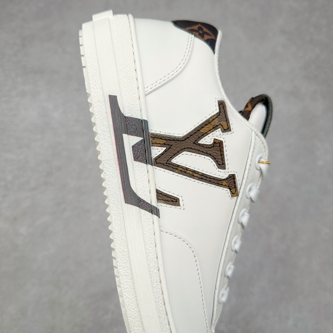 图片[6]-Louis Vuitton 路易威登 lv Time Out 低帮时尚运动板鞋 为舒软小牛皮革压印金属质感 Monogram 图案 再令 Louis 和vuitton 装饰点缀鞋带 与卢勒克斯金属线共同 释放莹泽光芒 搭配后部 Monogram帆布饰边和加厚胎面橡胶外底 鞋面胎牛皮和进口PVC制裁而成 高密度进口电脑车线工艺、经典LOGO跟PVC完美结合 原版大底开模 内里采用进口羊皮 超软皮内里+鞋垫 最新LV/路易威登 杨幂 关晓彤 官方等多明星网红同款 快手抖音等多平台热推 尺码：35 36 37 38 39 40 41 42 43 44-选品中心