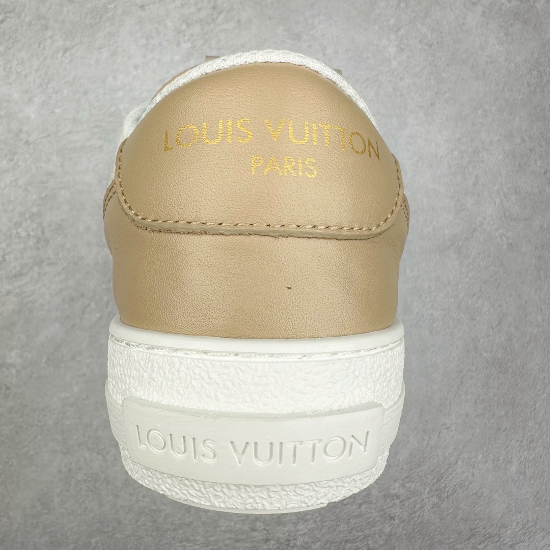 图片[8]-Louis Vuitton 路易威登 lv Time Out 低帮时尚运动板鞋 为舒软小牛皮革压印金属质感 Monogram 图案 再令 Louis 和vuitton 装饰点缀鞋带 与卢勒克斯金属线共同 释放莹泽光芒 搭配后部 Monogram帆布饰边和加厚胎面橡胶外底 鞋面胎牛皮和进口PVC制裁而成 高密度进口电脑车线工艺、经典LOGO跟PVC完美结合 原版大底开模 内里采用进口羊皮 超软皮内里+鞋垫 最新LV/路易威登 杨幂 关晓彤 官方等多明星网红同款 快手抖音等多平台热推 尺码：35 36 37 38 39 40 41 42 43 44-选品中心