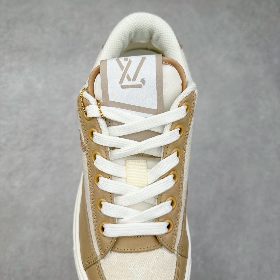 图片[5]-Louis Vuitton 路易威登 lv Time Out 低帮时尚运动板鞋 为舒软小牛皮革压印金属质感 Monogram 图案 再令 Louis 和vuitton 装饰点缀鞋带 与卢勒克斯金属线共同 释放莹泽光芒 搭配后部 Monogram帆布饰边和加厚胎面橡胶外底 鞋面胎牛皮和进口PVC制裁而成 高密度进口电脑车线工艺、经典LOGO跟PVC完美结合 原版大底开模 内里采用进口羊皮 超软皮内里+鞋垫 最新LV/路易威登 杨幂 关晓彤 官方等多明星网红同款 快手抖音等多平台热推 尺码：35 36 37 38 39 40 41 42 43 44-选品中心