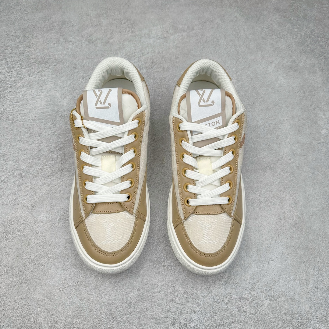 图片[2]-Louis Vuitton 路易威登 lv Time Out 低帮时尚运动板鞋 为舒软小牛皮革压印金属质感 Monogram 图案 再令 Louis 和vuitton 装饰点缀鞋带 与卢勒克斯金属线共同 释放莹泽光芒 搭配后部 Monogram帆布饰边和加厚胎面橡胶外底 鞋面胎牛皮和进口PVC制裁而成 高密度进口电脑车线工艺、经典LOGO跟PVC完美结合 原版大底开模 内里采用进口羊皮 超软皮内里+鞋垫 最新LV/路易威登 杨幂 关晓彤 官方等多明星网红同款 快手抖音等多平台热推 尺码：35 36 37 38 39 40 41 42 43 44-选品中心