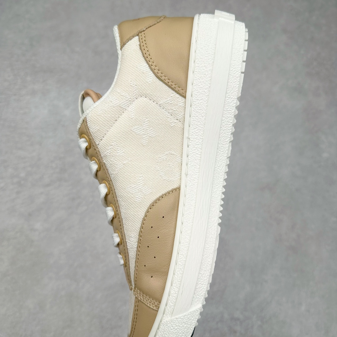 图片[7]-Louis Vuitton 路易威登 lv Time Out 低帮时尚运动板鞋 为舒软小牛皮革压印金属质感 Monogram 图案 再令 Louis 和vuitton 装饰点缀鞋带 与卢勒克斯金属线共同 释放莹泽光芒 搭配后部 Monogram帆布饰边和加厚胎面橡胶外底 鞋面胎牛皮和进口PVC制裁而成 高密度进口电脑车线工艺、经典LOGO跟PVC完美结合 原版大底开模 内里采用进口羊皮 超软皮内里+鞋垫 最新LV/路易威登 杨幂 关晓彤 官方等多明星网红同款 快手抖音等多平台热推 尺码：35 36 37 38 39 40 41 42 43 44-选品中心