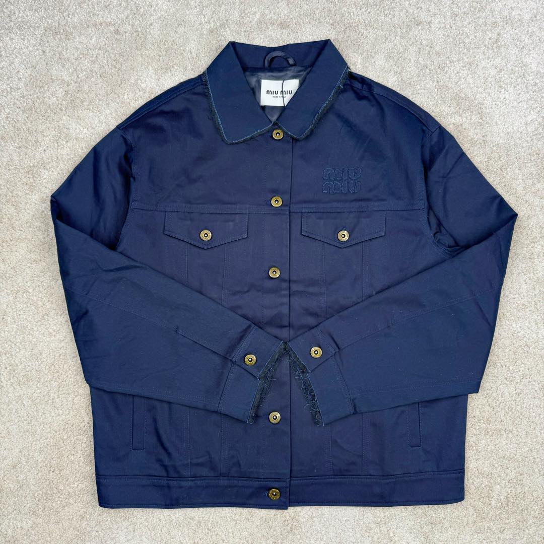 图片[2]-＃GD广顶 MIU MIU 缪缪 Logo刺绣衬衫领纽扣合身长袖夹克外套 海军蓝色 面料采用定制棉锦纶混纺 特定光线下有光泽感 做工非常复杂 所有裁片半成品中烫并且做激光定位开口袋 自购特种机logo并非市场绣花机做的logo（正品的miumiu所有款式，miu字母下方都没有一圈线 有线是因为市场货全部采用绣花机 绣花机需要先上一圈线来定位）纽扣定制开模工字扣 颜色并非古铜 比古铜色更偏金色一点 领口下摆双层手缝工艺 一天一个阿姨只能缝几个袖子 一件衣服仅袖口领口就要几十块手工费 尺码：36 38 40 42-选品中心