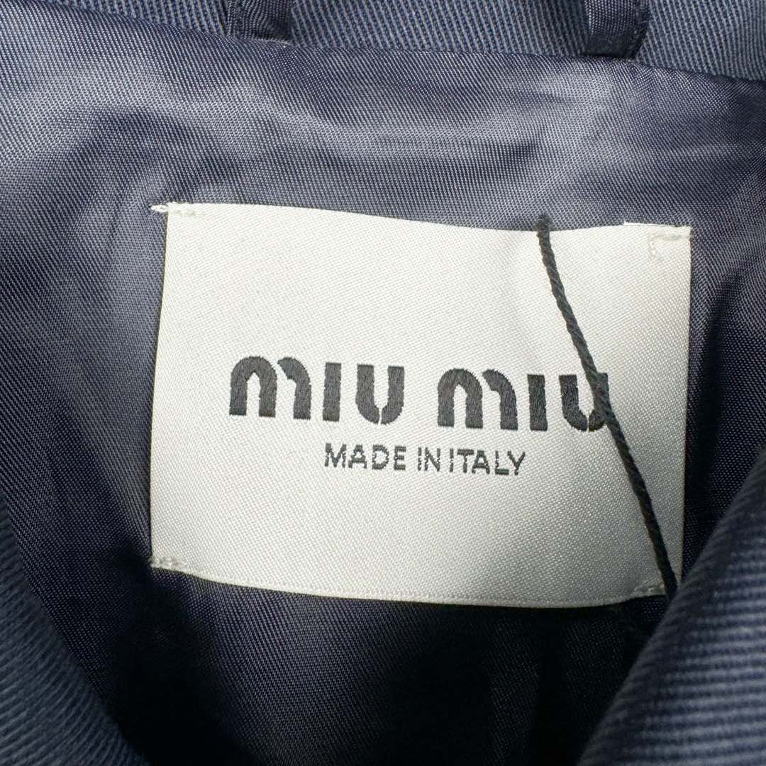 图片[13]-＃GD广顶 MIU MIU 缪缪 Logo刺绣衬衫领纽扣合身长袖夹克外套 海军蓝色 面料采用定制棉锦纶混纺 特定光线下有光泽感 做工非常复杂 所有裁片半成品中烫并且做激光定位开口袋 自购特种机logo并非市场绣花机做的logo（正品的miumiu所有款式，miu字母下方都没有一圈线 有线是因为市场货全部采用绣花机 绣花机需要先上一圈线来定位）纽扣定制开模工字扣 颜色并非古铜 比古铜色更偏金色一点 领口下摆双层手缝工艺 一天一个阿姨只能缝几个袖子 一件衣服仅袖口领口就要几十块手工费 尺码：36 38 40 42-选品中心