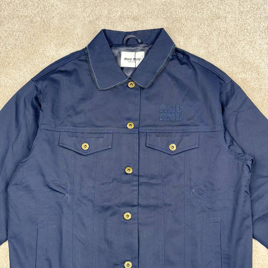 图片[6]-＃GD广顶 MIU MIU 缪缪 Logo刺绣衬衫领纽扣合身长袖夹克外套 海军蓝色 面料采用定制棉锦纶混纺 特定光线下有光泽感 做工非常复杂 所有裁片半成品中烫并且做激光定位开口袋 自购特种机logo并非市场绣花机做的logo（正品的miumiu所有款式，miu字母下方都没有一圈线 有线是因为市场货全部采用绣花机 绣花机需要先上一圈线来定位）纽扣定制开模工字扣 颜色并非古铜 比古铜色更偏金色一点 领口下摆双层手缝工艺 一天一个阿姨只能缝几个袖子 一件衣服仅袖口领口就要几十块手工费 尺码：36 38 40 42-选品中心