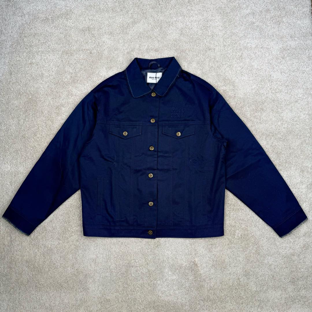 ＃GD广顶 MIU MIU 缪缪 Logo刺绣衬衫领纽扣合身长袖夹克外套 海军蓝色 面料采用定制棉锦纶混纺 特定光线下有光泽感 做工非常复杂 所有裁片半成品中烫并且做激光定位开口袋 自购特种机logo并非市场绣花机做的logo（正品的miumiu所有款式，miu字母下方都没有一圈线 有线是因为市场货全部采用绣花机 绣花机需要先上一圈线来定位）纽扣定制开模工字扣 颜色并非古铜 比古铜色更偏金色一点 领口下摆双层手缝工艺 一天一个阿姨只能缝几个袖子 一件衣服仅袖口领口就要几十块手工费 尺码：36 38 40 42-选品中心