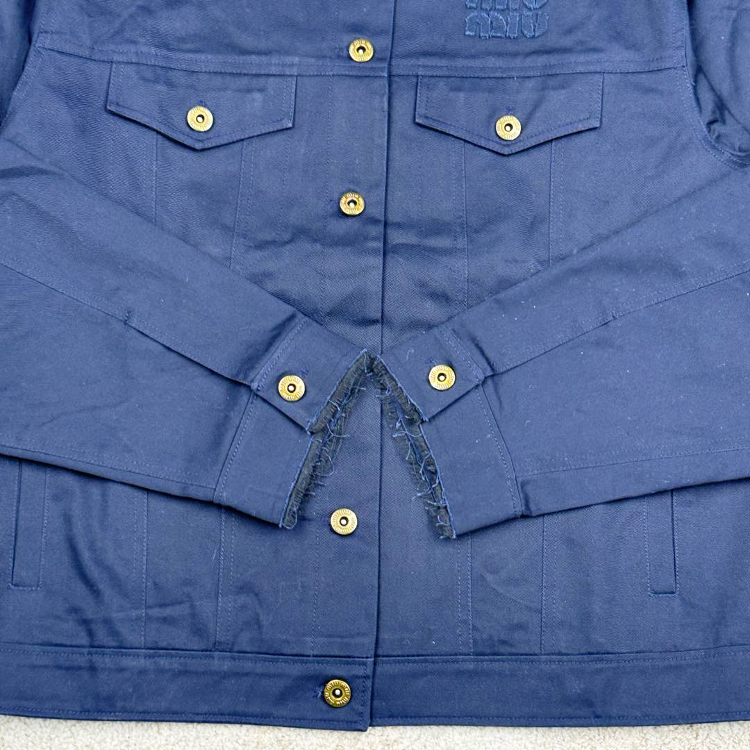 图片[8]-＃GD广顶 MIU MIU 缪缪 Logo刺绣衬衫领纽扣合身长袖夹克外套 海军蓝色 面料采用定制棉锦纶混纺 特定光线下有光泽感 做工非常复杂 所有裁片半成品中烫并且做激光定位开口袋 自购特种机logo并非市场绣花机做的logo（正品的miumiu所有款式，miu字母下方都没有一圈线 有线是因为市场货全部采用绣花机 绣花机需要先上一圈线来定位）纽扣定制开模工字扣 颜色并非古铜 比古铜色更偏金色一点 领口下摆双层手缝工艺 一天一个阿姨只能缝几个袖子 一件衣服仅袖口领口就要几十块手工费 尺码：36 38 40 42-选品中心