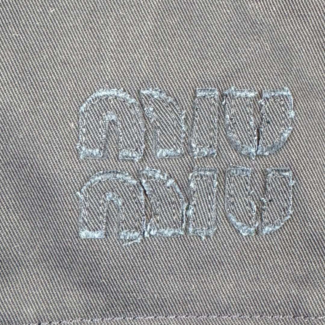 图片[11]-＃GD广顶 MIU MIU 缪缪 Logo刺绣衬衫领纽扣合身长袖夹克外套 海军蓝色 面料采用定制棉锦纶混纺 特定光线下有光泽感 做工非常复杂 所有裁片半成品中烫并且做激光定位开口袋 自购特种机logo并非市场绣花机做的logo（正品的miumiu所有款式，miu字母下方都没有一圈线 有线是因为市场货全部采用绣花机 绣花机需要先上一圈线来定位）纽扣定制开模工字扣 颜色并非古铜 比古铜色更偏金色一点 领口下摆双层手缝工艺 一天一个阿姨只能缝几个袖子 一件衣服仅袖口领口就要几十块手工费 尺码：36 38 40 42-选品中心