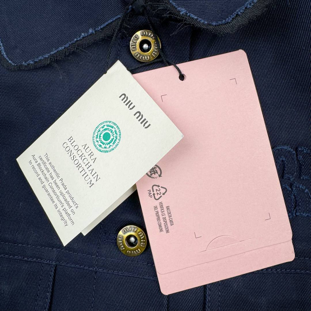 图片[15]-＃GD广顶 MIU MIU 缪缪 Logo刺绣衬衫领纽扣合身长袖夹克外套 海军蓝色 面料采用定制棉锦纶混纺 特定光线下有光泽感 做工非常复杂 所有裁片半成品中烫并且做激光定位开口袋 自购特种机logo并非市场绣花机做的logo（正品的miumiu所有款式，miu字母下方都没有一圈线 有线是因为市场货全部采用绣花机 绣花机需要先上一圈线来定位）纽扣定制开模工字扣 颜色并非古铜 比古铜色更偏金色一点 领口下摆双层手缝工艺 一天一个阿姨只能缝几个袖子 一件衣服仅袖口领口就要几十块手工费 尺码：36 38 40 42-选品中心