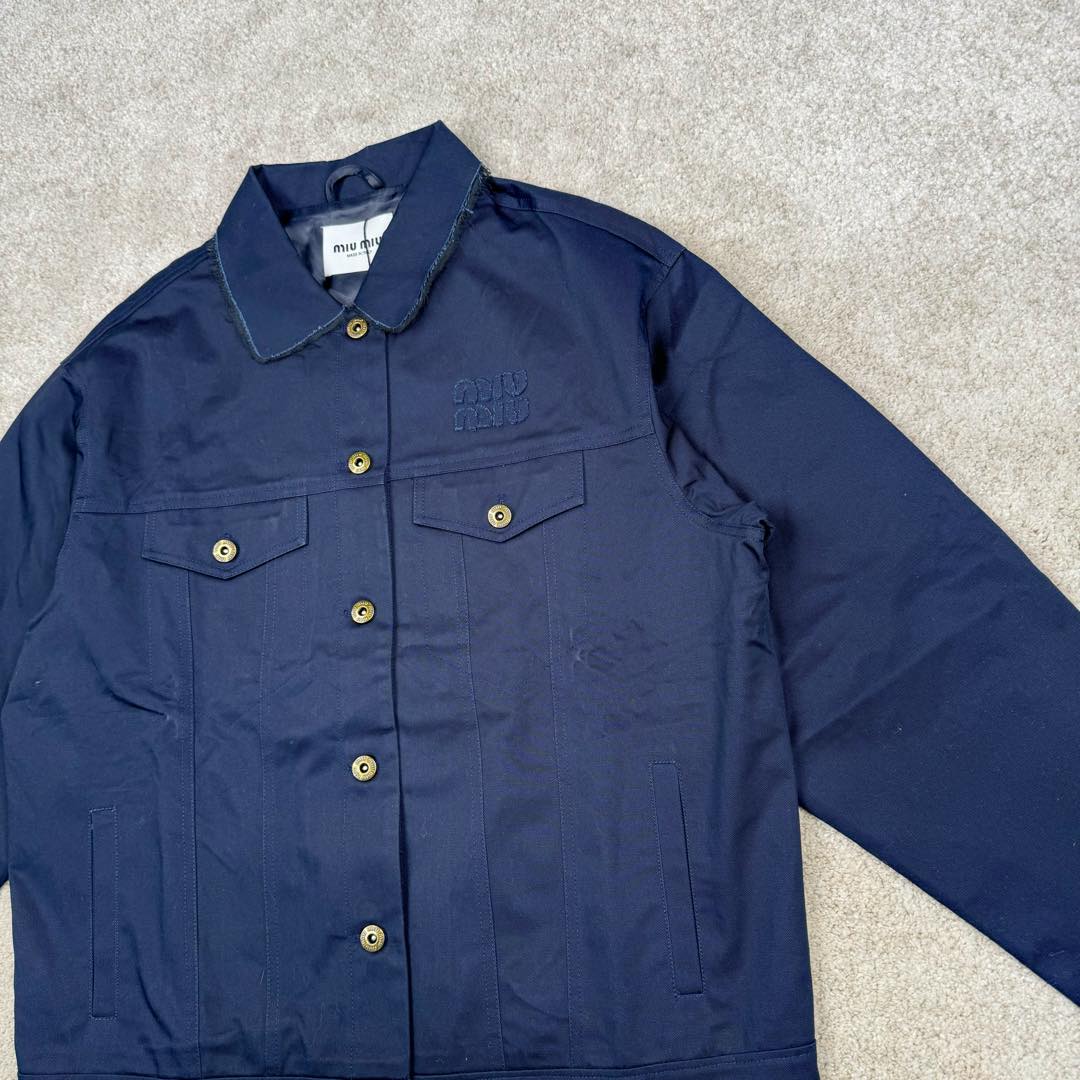 图片[9]-＃GD广顶 MIU MIU 缪缪 Logo刺绣衬衫领纽扣合身长袖夹克外套 海军蓝色 面料采用定制棉锦纶混纺 特定光线下有光泽感 做工非常复杂 所有裁片半成品中烫并且做激光定位开口袋 自购特种机logo并非市场绣花机做的logo（正品的miumiu所有款式，miu字母下方都没有一圈线 有线是因为市场货全部采用绣花机 绣花机需要先上一圈线来定位）纽扣定制开模工字扣 颜色并非古铜 比古铜色更偏金色一点 领口下摆双层手缝工艺 一天一个阿姨只能缝几个袖子 一件衣服仅袖口领口就要几十块手工费 尺码：36 38 40 42-选品中心
