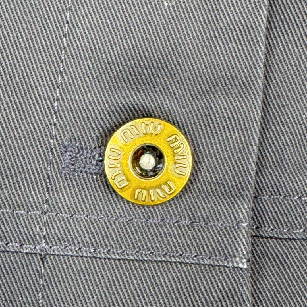 图片[12]-＃GD广顶 MIU MIU 缪缪 Logo刺绣衬衫领纽扣合身长袖夹克外套 海军蓝色 面料采用定制棉锦纶混纺 特定光线下有光泽感 做工非常复杂 所有裁片半成品中烫并且做激光定位开口袋 自购特种机logo并非市场绣花机做的logo（正品的miumiu所有款式，miu字母下方都没有一圈线 有线是因为市场货全部采用绣花机 绣花机需要先上一圈线来定位）纽扣定制开模工字扣 颜色并非古铜 比古铜色更偏金色一点 领口下摆双层手缝工艺 一天一个阿姨只能缝几个袖子 一件衣服仅袖口领口就要几十块手工费 尺码：36 38 40 42-选品中心