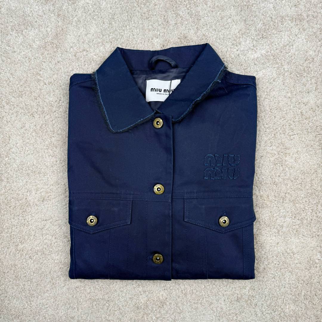 图片[10]-＃GD广顶 MIU MIU 缪缪 Logo刺绣衬衫领纽扣合身长袖夹克外套 海军蓝色 面料采用定制棉锦纶混纺 特定光线下有光泽感 做工非常复杂 所有裁片半成品中烫并且做激光定位开口袋 自购特种机logo并非市场绣花机做的logo（正品的miumiu所有款式，miu字母下方都没有一圈线 有线是因为市场货全部采用绣花机 绣花机需要先上一圈线来定位）纽扣定制开模工字扣 颜色并非古铜 比古铜色更偏金色一点 领口下摆双层手缝工艺 一天一个阿姨只能缝几个袖子 一件衣服仅袖口领口就要几十块手工费 尺码：36 38 40 42-选品中心